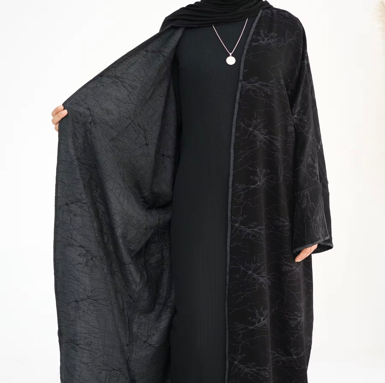 Abaya Al-Wajhayn (عباءة الوجهين)