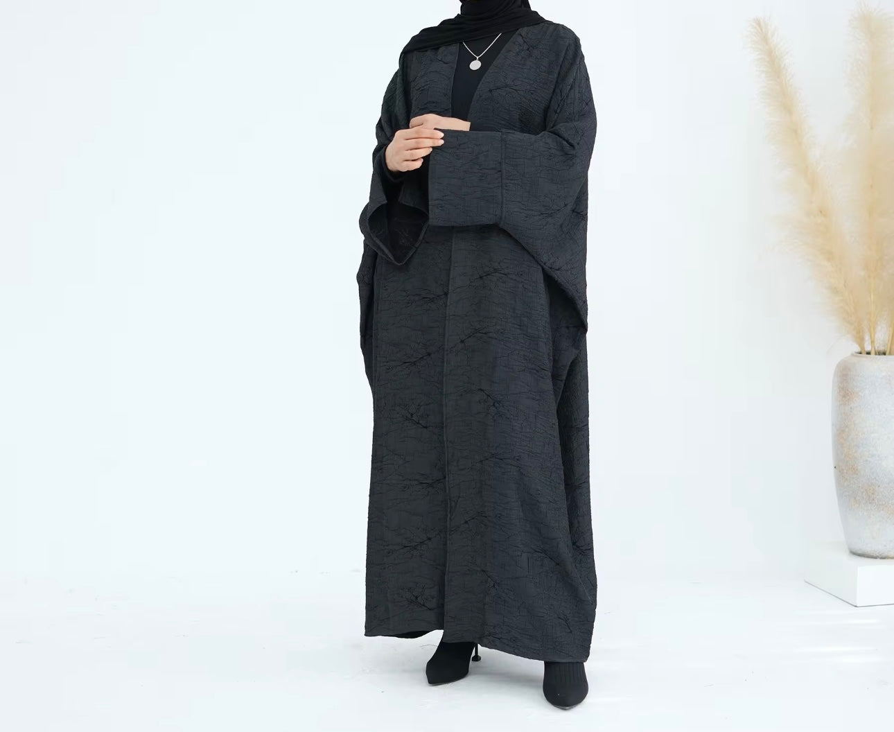 Abaya Al-Wajhayn (عباءة الوجهين)