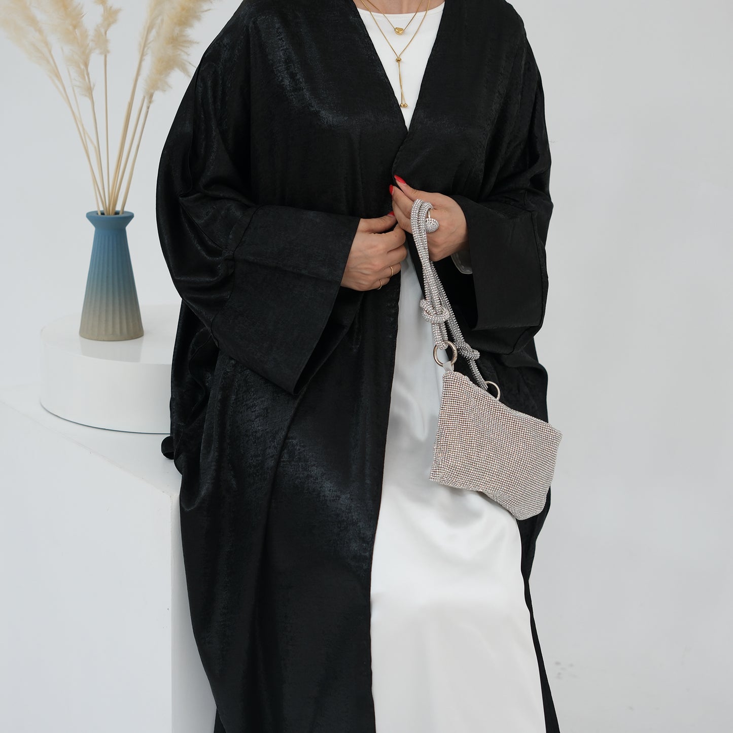 Abaya Al-Anaaqa Al-Lami'a (عباءة الأناقة اللامعة) - Noor & Grace