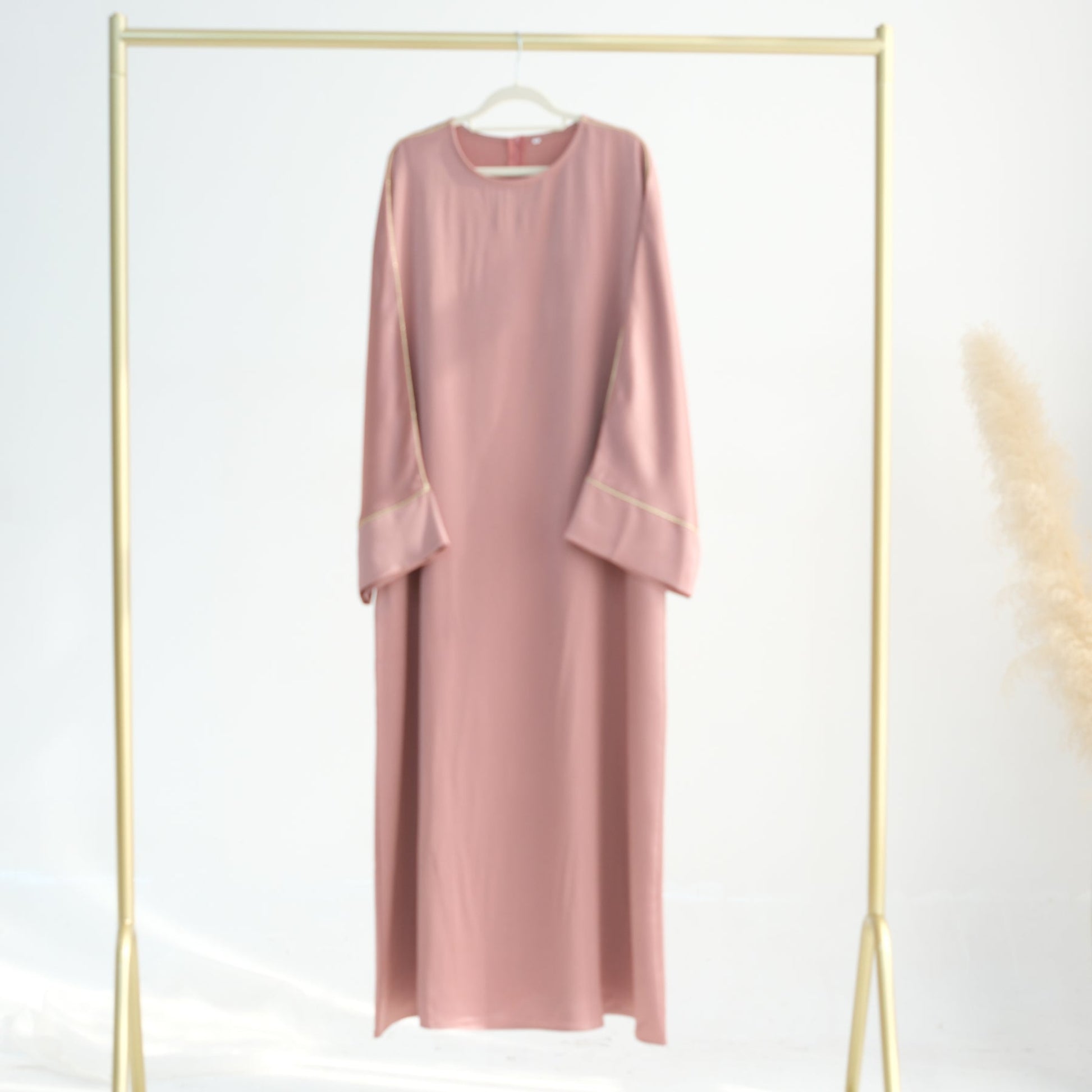 Abaya Al-Satin Al-Fakhira (عباءة الساتان الفاخرة) - Noor & Grace