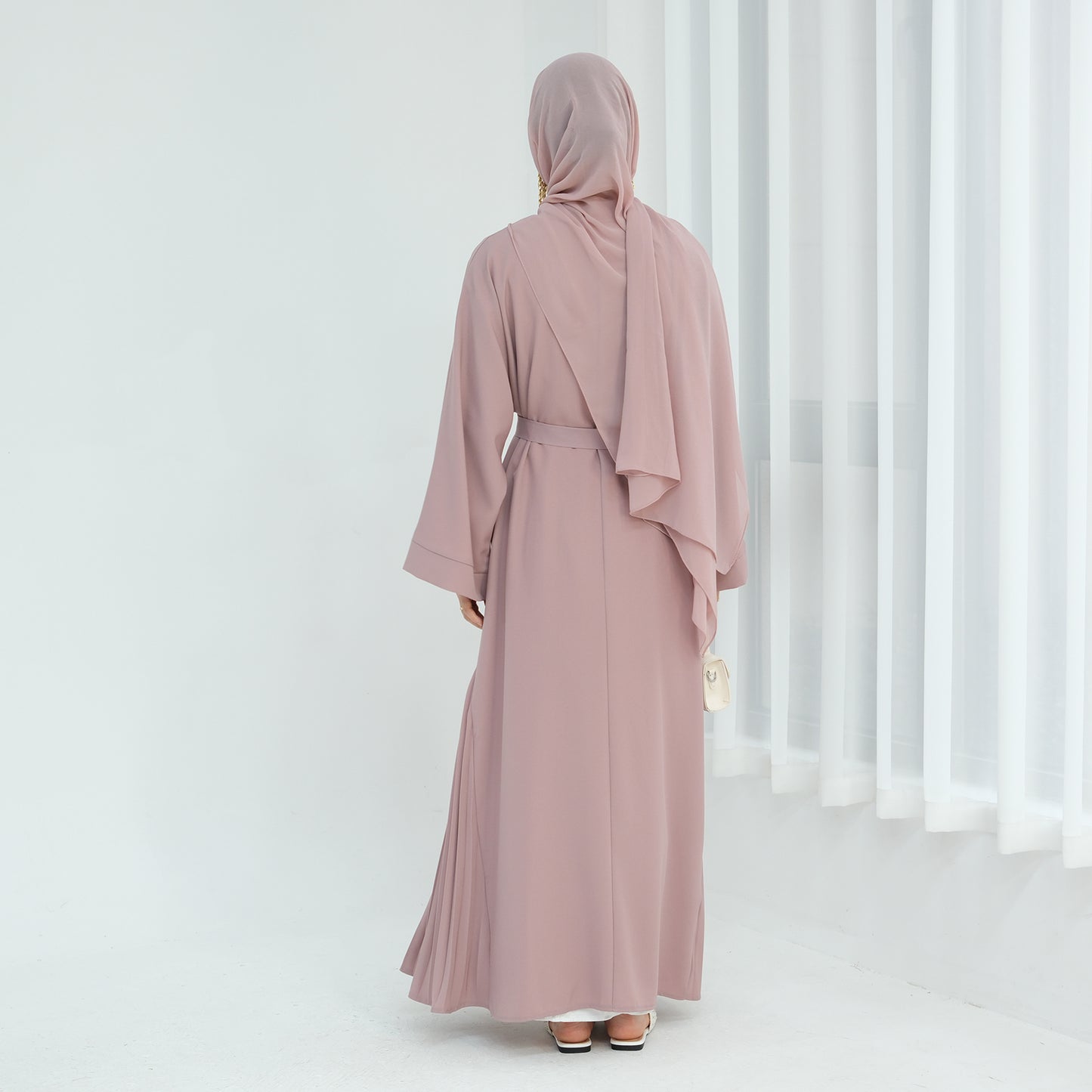 Abaya Al-Tayyat Al-Aneeqa (عباءة الطيات الأنيقة) - Noor & Grace