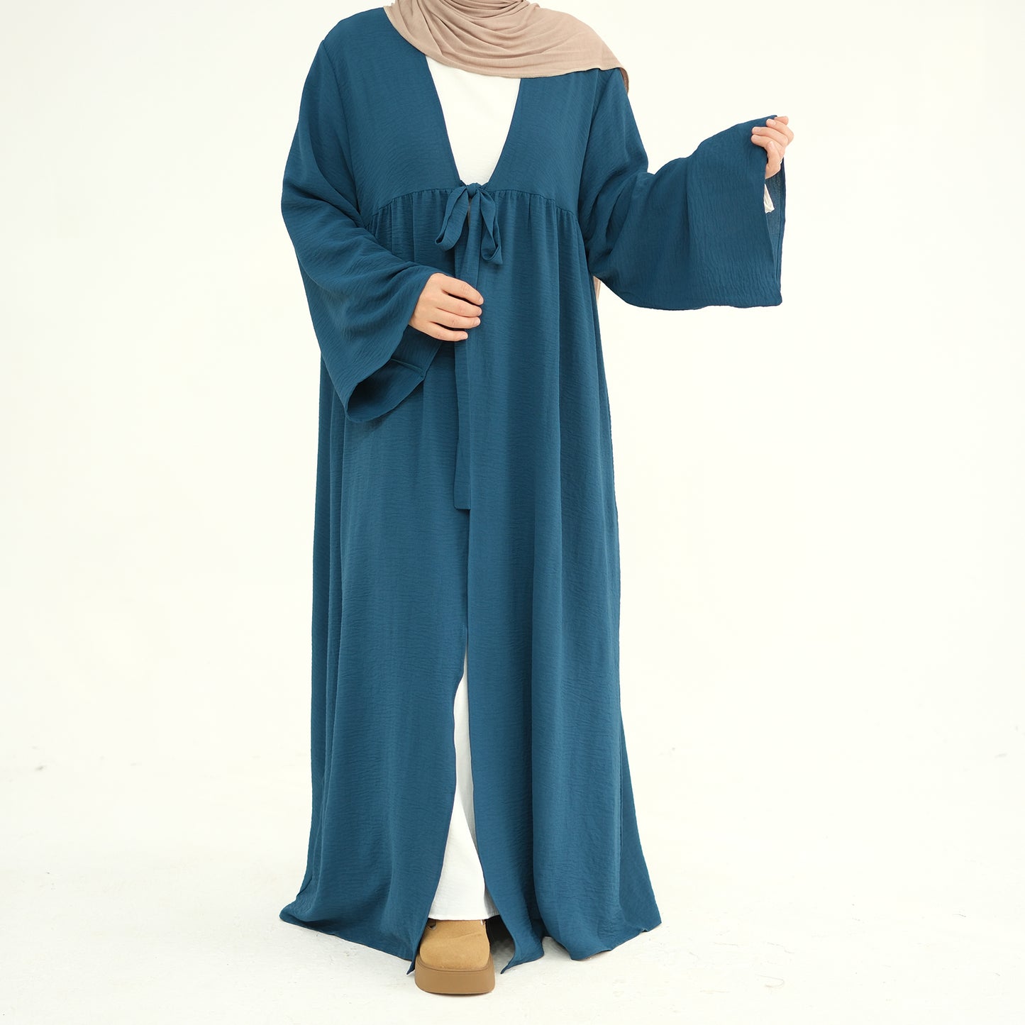 Abaya Oqdah Al-Jamal (عباءة عقدة الجمال)
