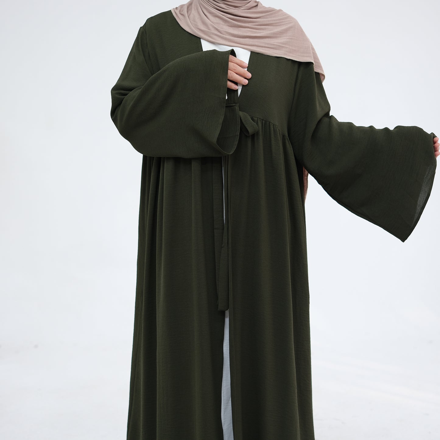 Abaya Oqdah Al-Jamal (عباءة عقدة الجمال)
