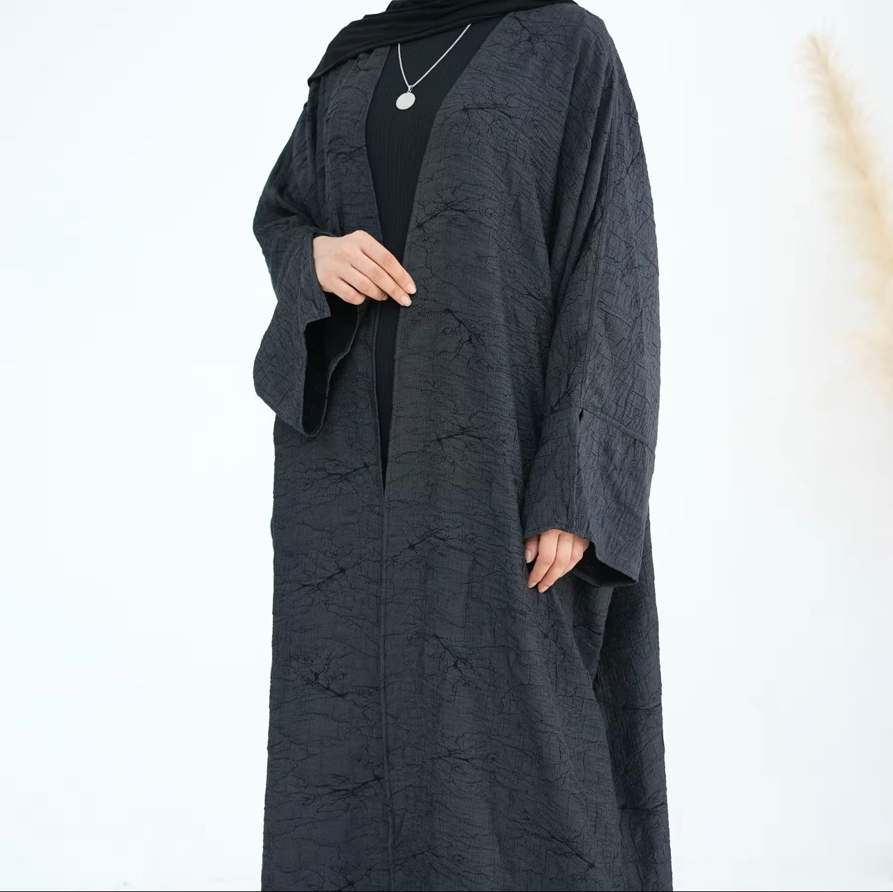 Abaya Al-Wajhayn (عباءة الوجهين)