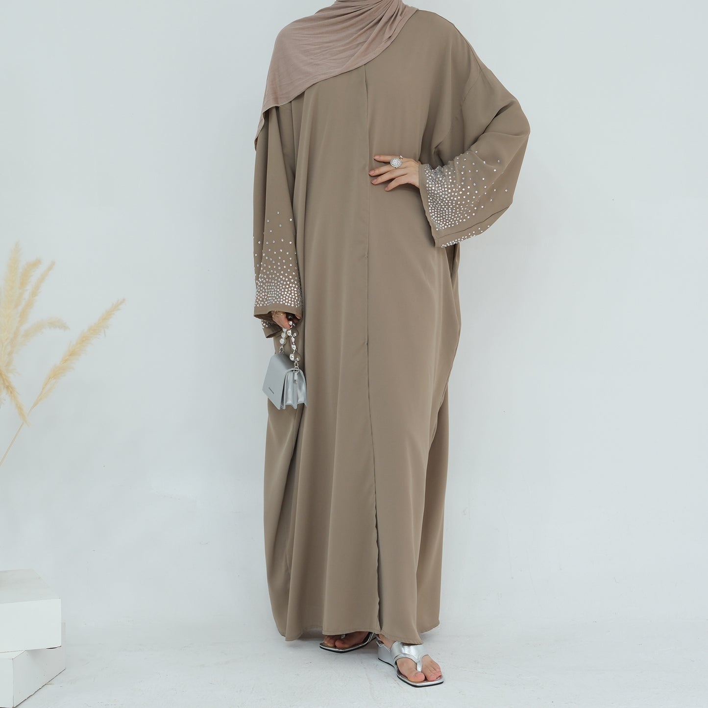 Luluat Al-Nida Abaya (عباءة لؤلؤة الندى)