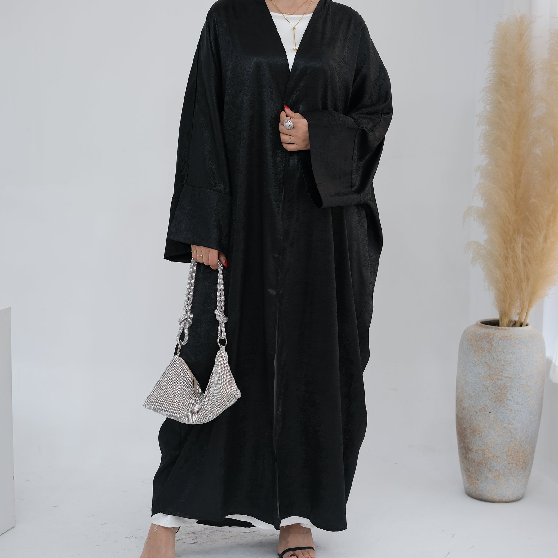 Abaya Al-Anaaqa Al-Lami'a (عباءة الأناقة اللامعة) - Noor & Grace