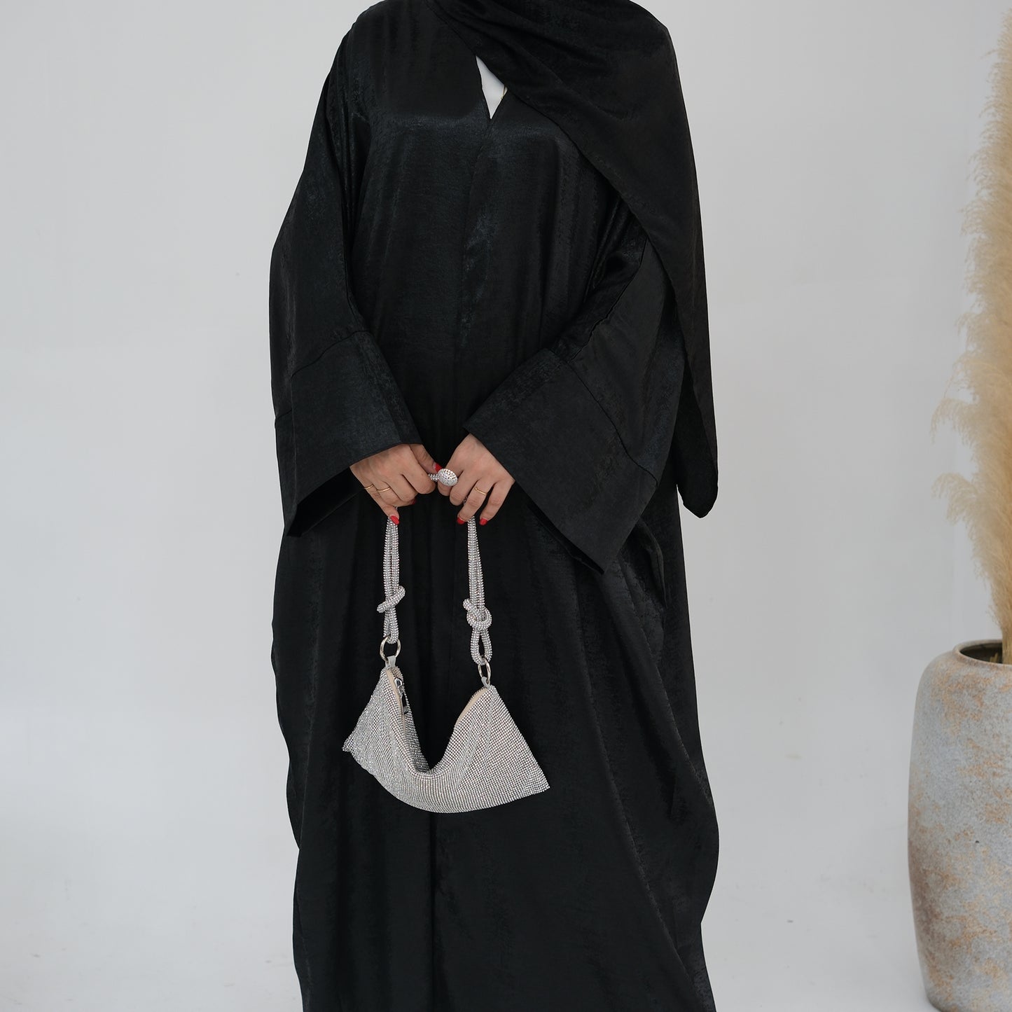 Abaya Al-Anaaqa Al-Lami'a (عباءة الأناقة اللامعة) - Noor & Grace