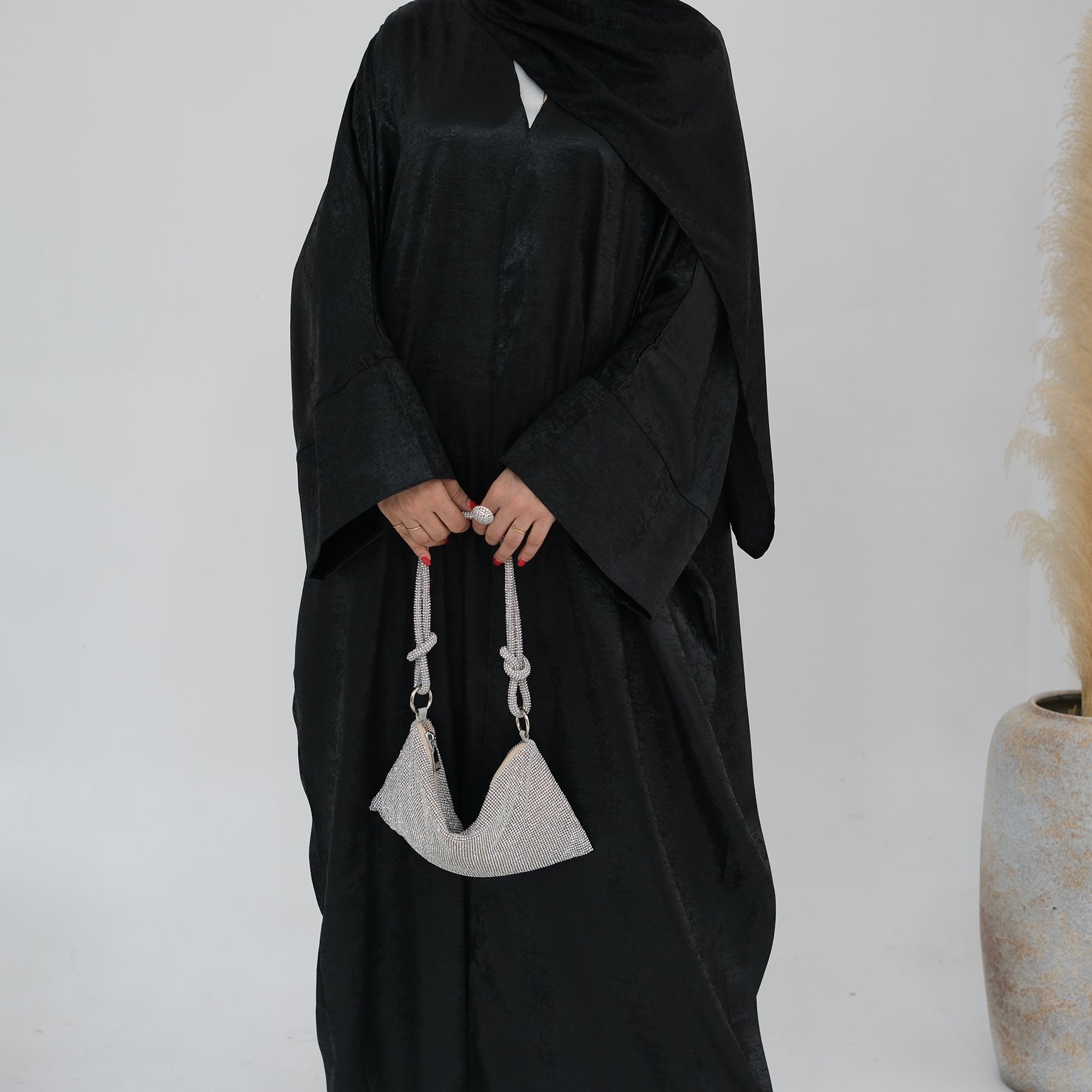 Abaya Al-Anaaqa Al-Lami'a (عباءة الأناقة اللامعة) - Noor & Grace