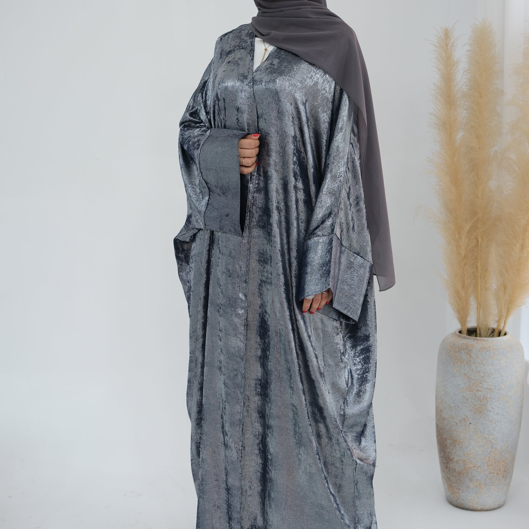 Abaya Al-Anaaqa Al-Lami'a (عباءة الأناقة اللامعة) - Noor & Grace
