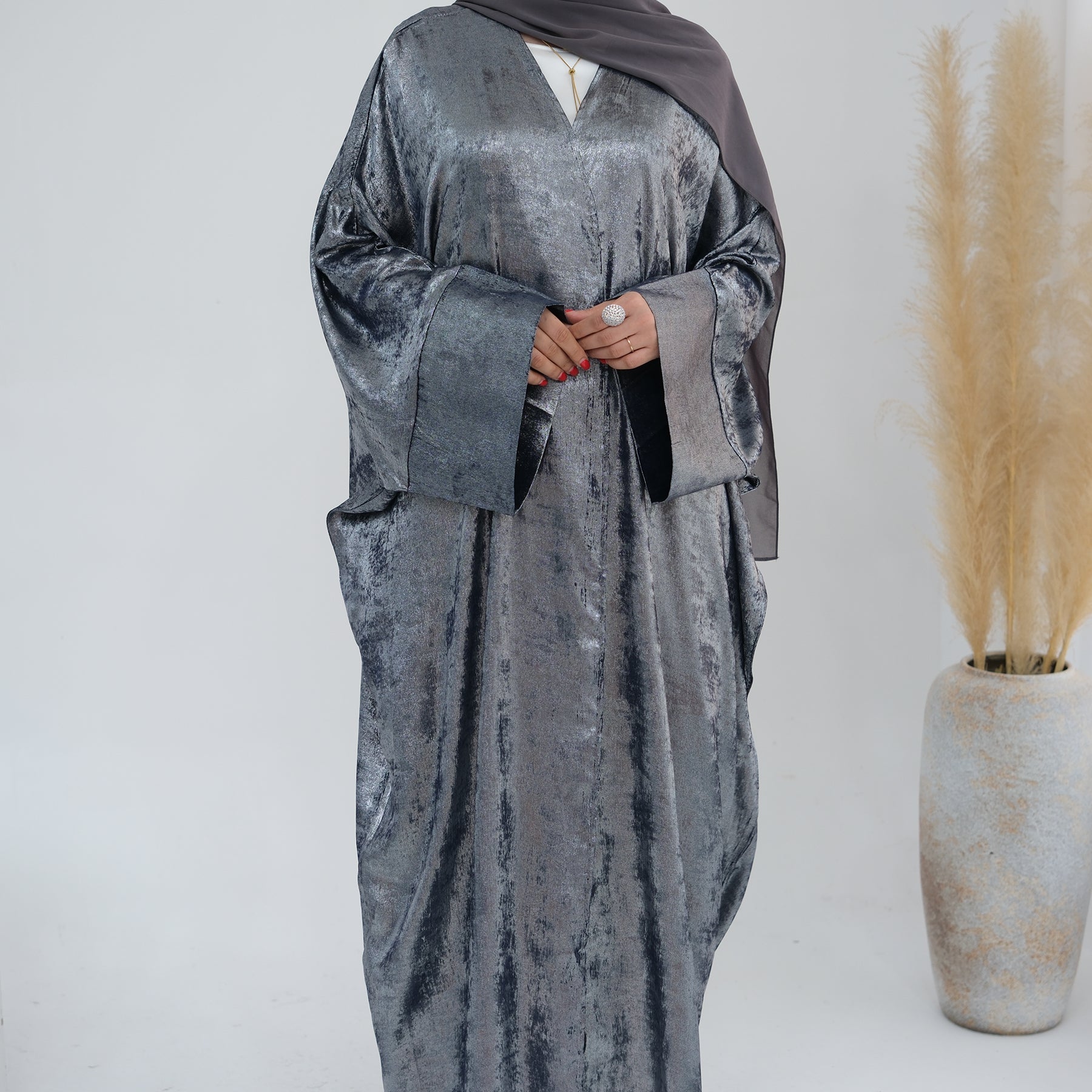 Abaya Al-Anaaqa Al-Lami'a (عباءة الأناقة اللامعة) - Noor & Grace