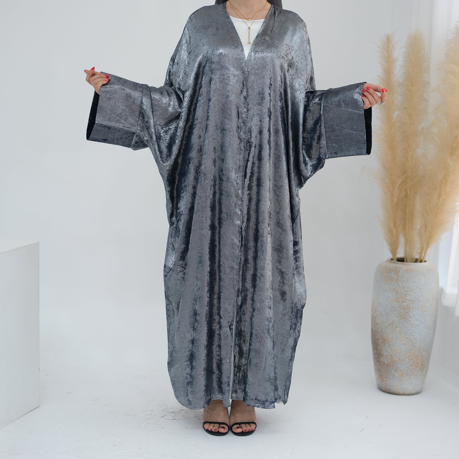 Abaya Al-Anaaqa Al-Lami'a (عباءة الأناقة اللامعة) - Noor & Grace