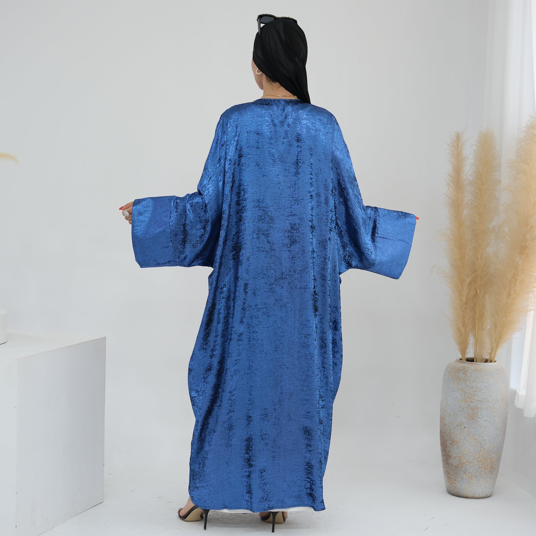 Abaya Al-Anaaqa Al-Lami'a (عباءة الأناقة اللامعة) - Noor & Grace