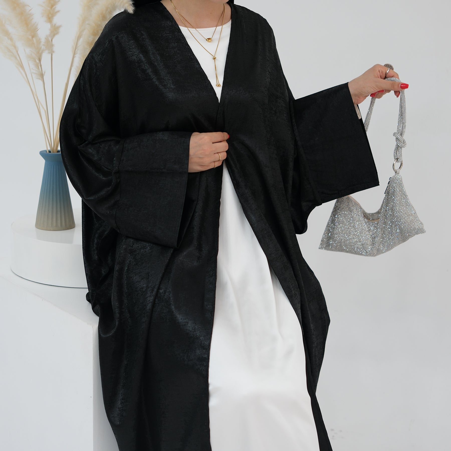 Abaya Al-Anaaqa Al-Lami'a (عباءة الأناقة اللامعة) - Noor & Grace