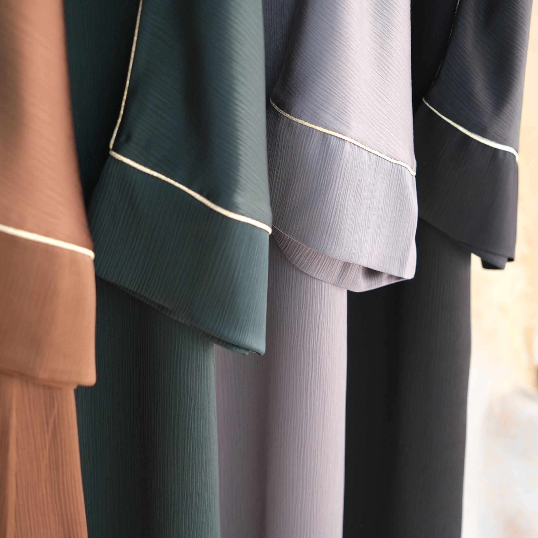 Abaya Al-Satin Al-Fakhira (عباءة الساتان الفاخرة) - Noor & Grace