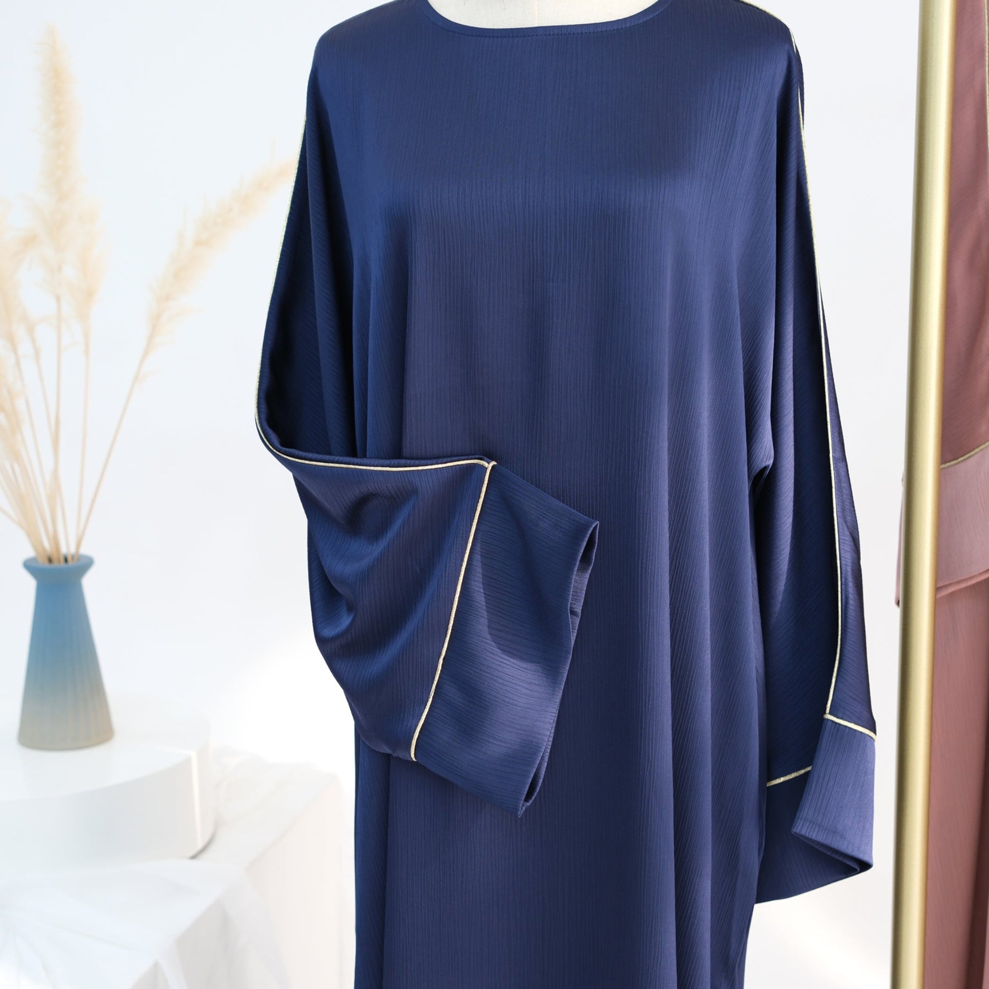 Abaya Al-Satin Al-Fakhira (عباءة الساتان الفاخرة) - Noor & Grace