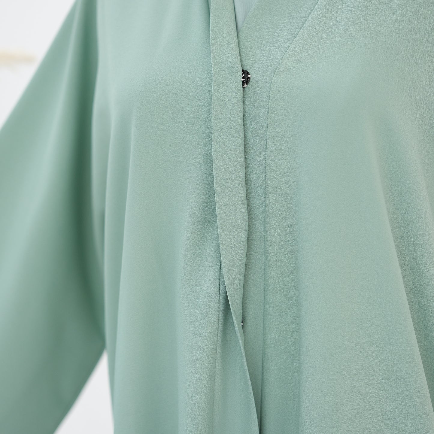 Abaya Al-Tayyat Al-Aneeqa (عباءة الطيات الأنيقة) - Noor & Grace