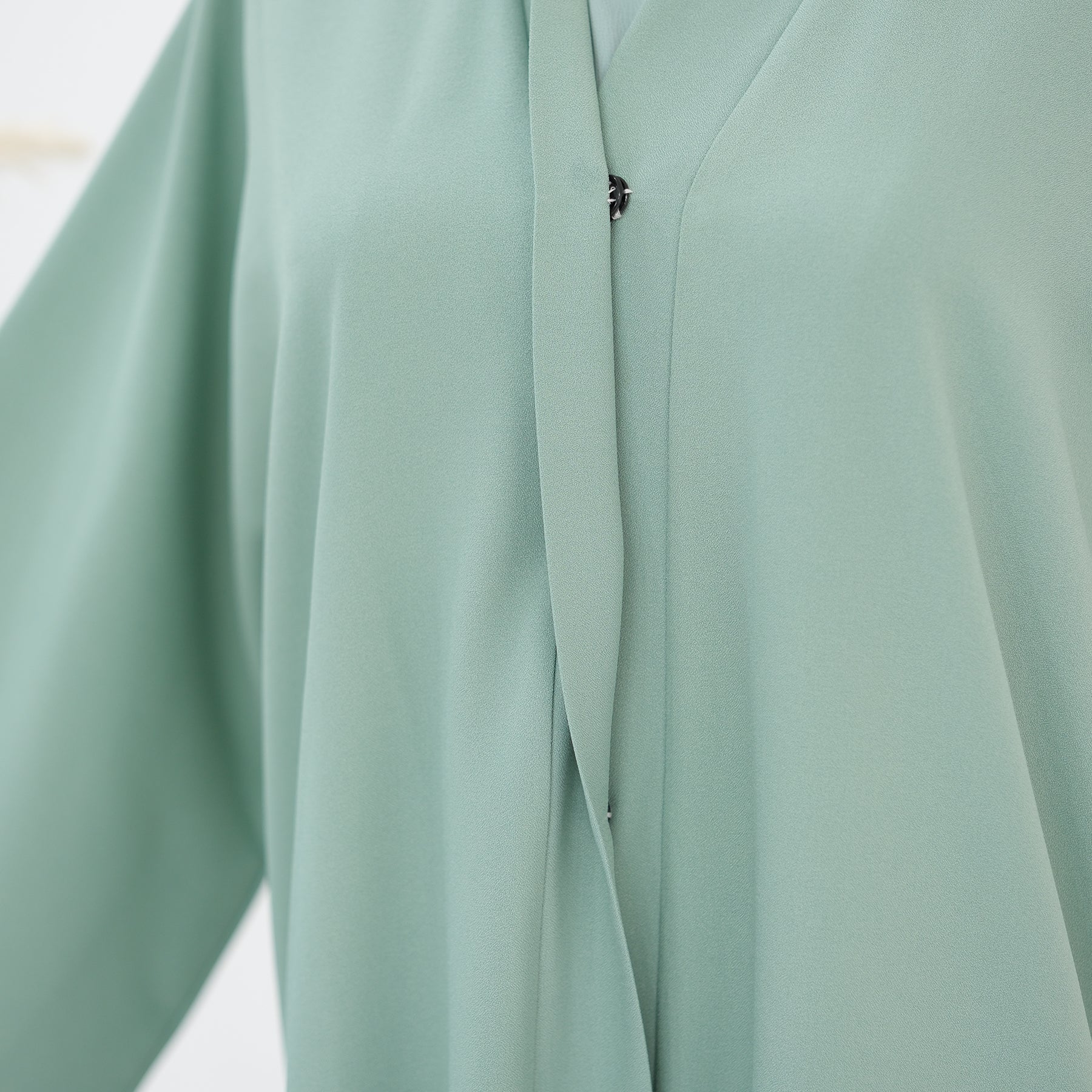 Abaya Al-Tayyat Al-Aneeqa (عباءة الطيات الأنيقة) - Noor & Grace