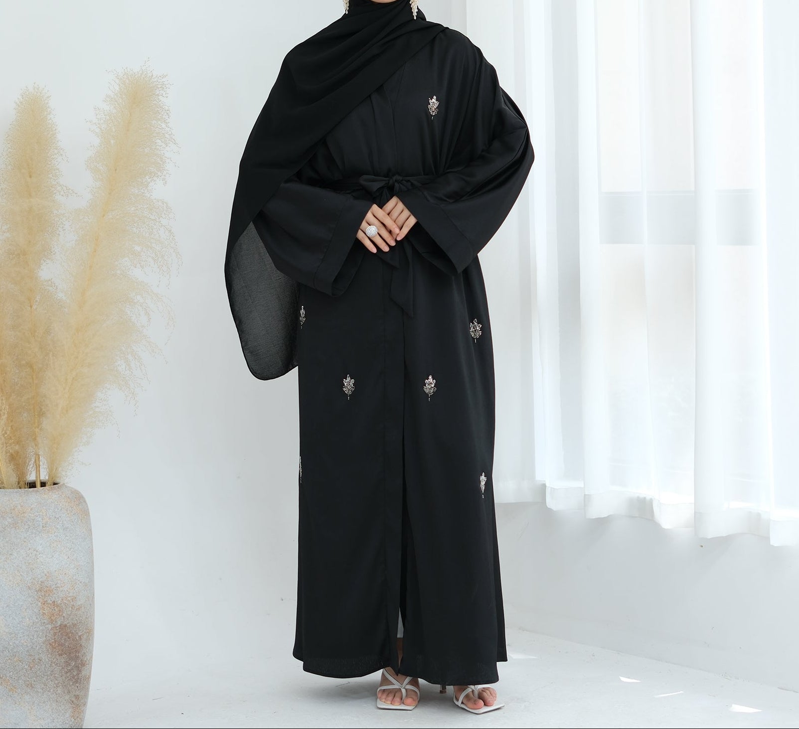 Abaya Awrak Al-Anaaqa - Noor & Grace