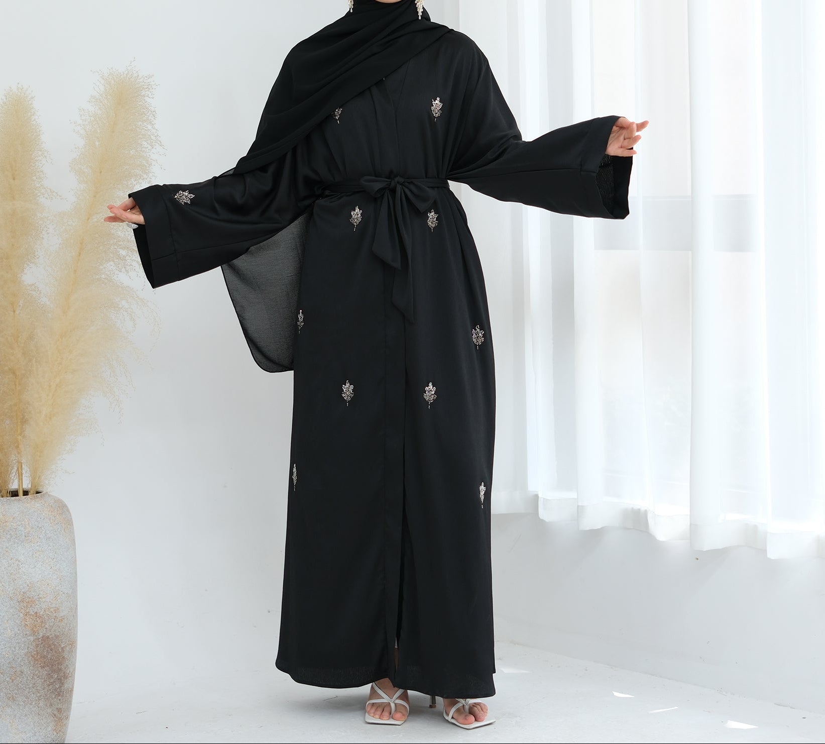 Abaya Awrak Al-Anaaqa - Noor & Grace