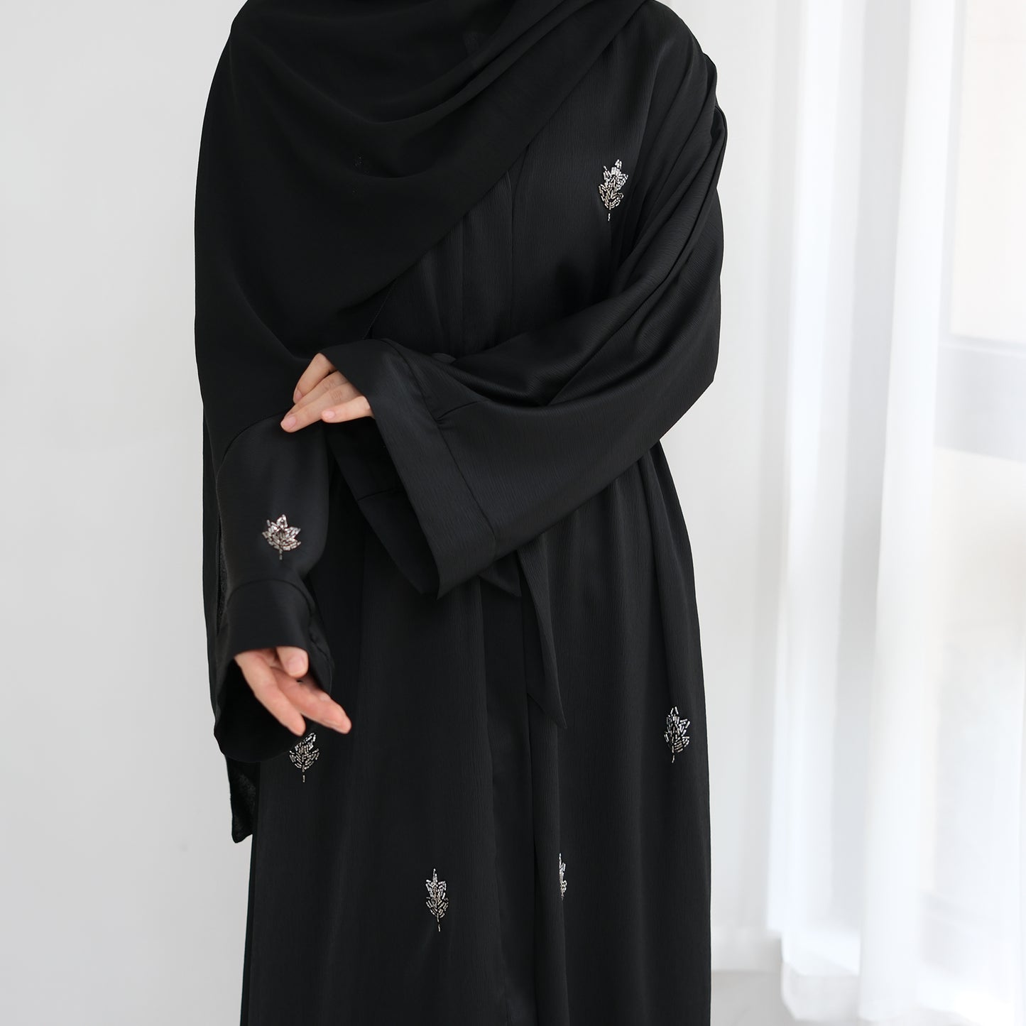 Abaya Awrak Al-Anaaqa (عباءة أوراق الأناقة)