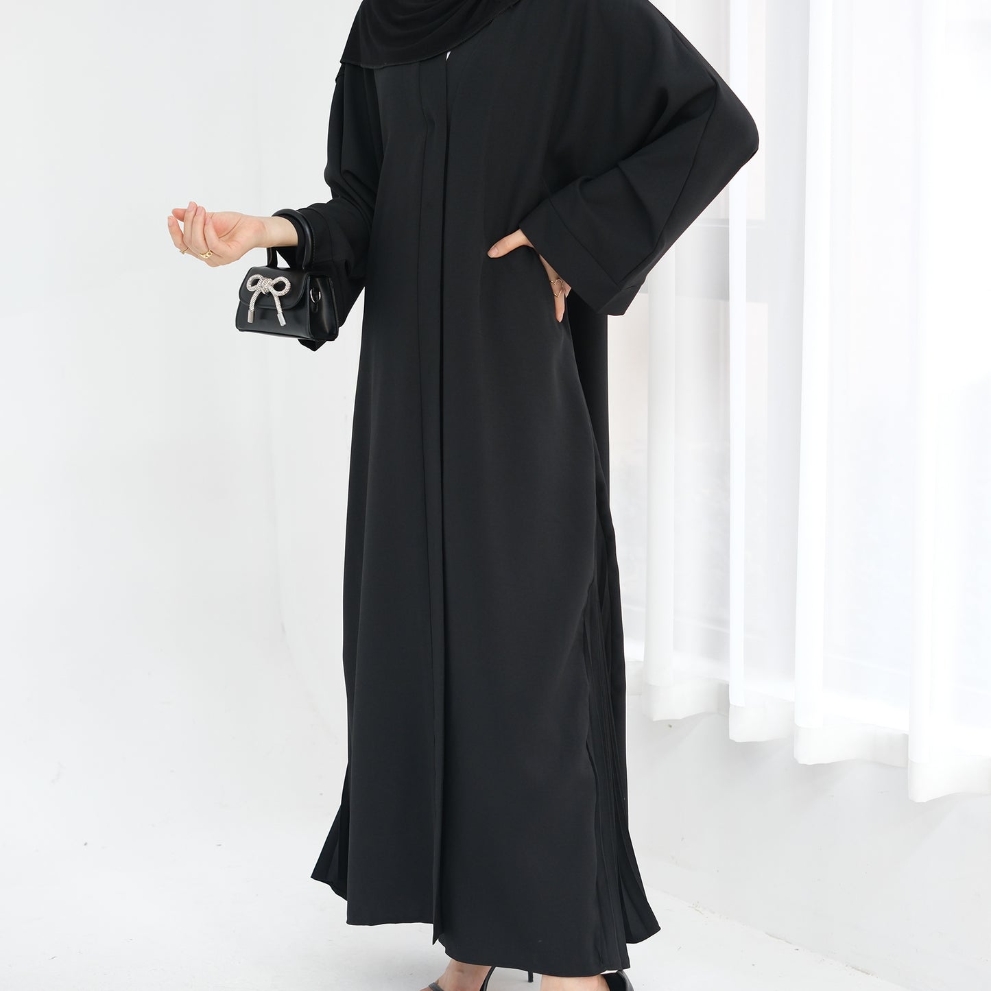 Abaya Al-Tayyat Al-Aneeqa (عباءة الطيات الأنيقة) - Noor & Grace