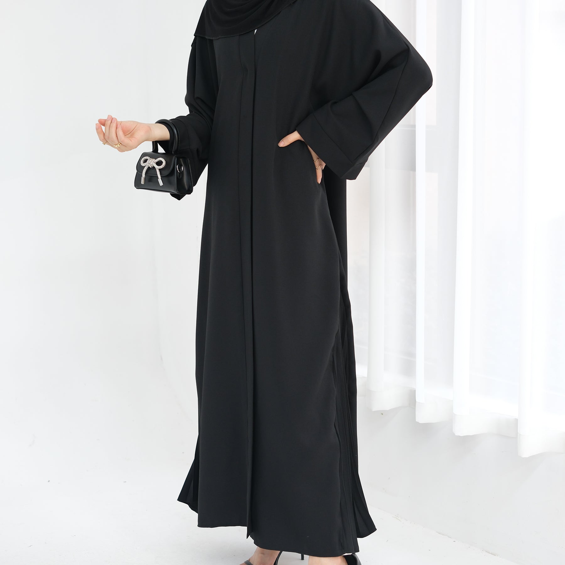 Abaya Al-Tayyat Al-Aneeqa (عباءة الطيات الأنيقة) - Noor & Grace