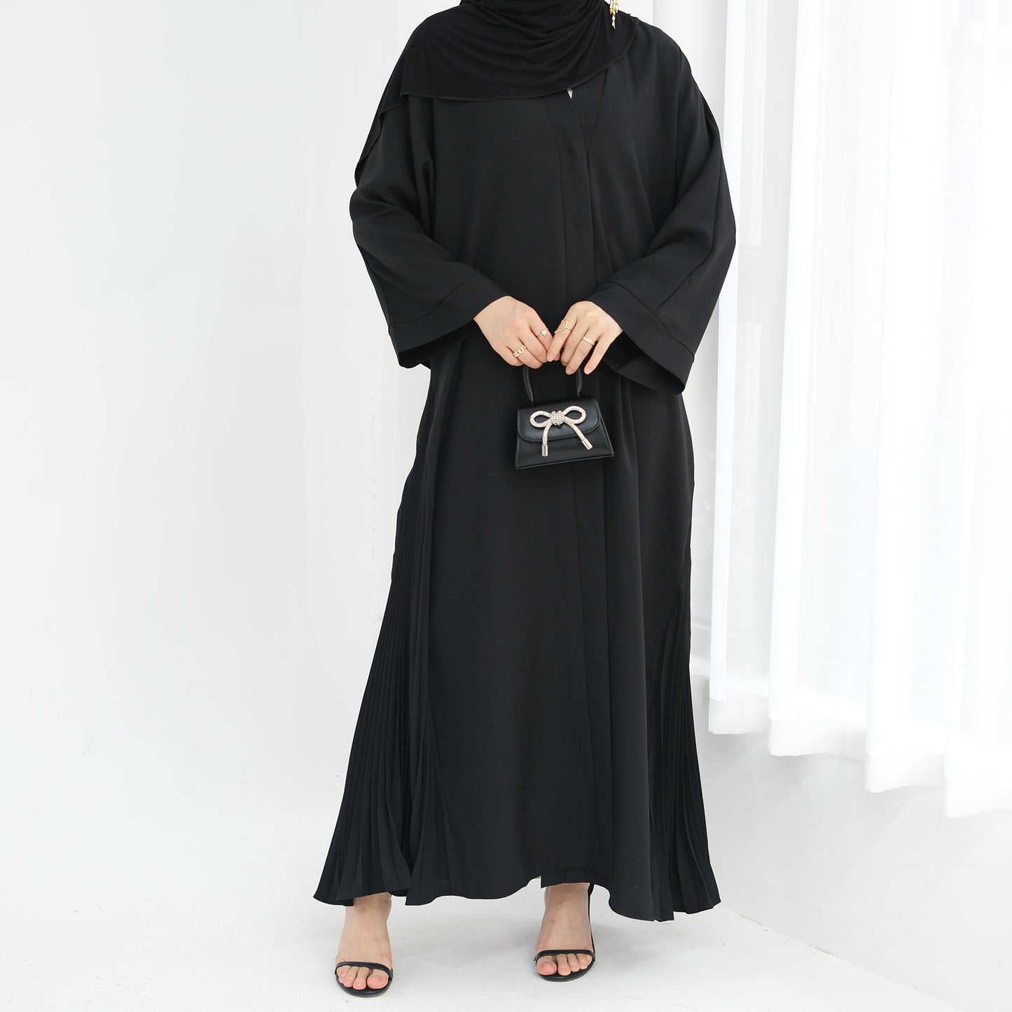Abaya Al-Tayyat Al-Aneeqa (عباءة الطيات الأنيقة) - Noor & Grace