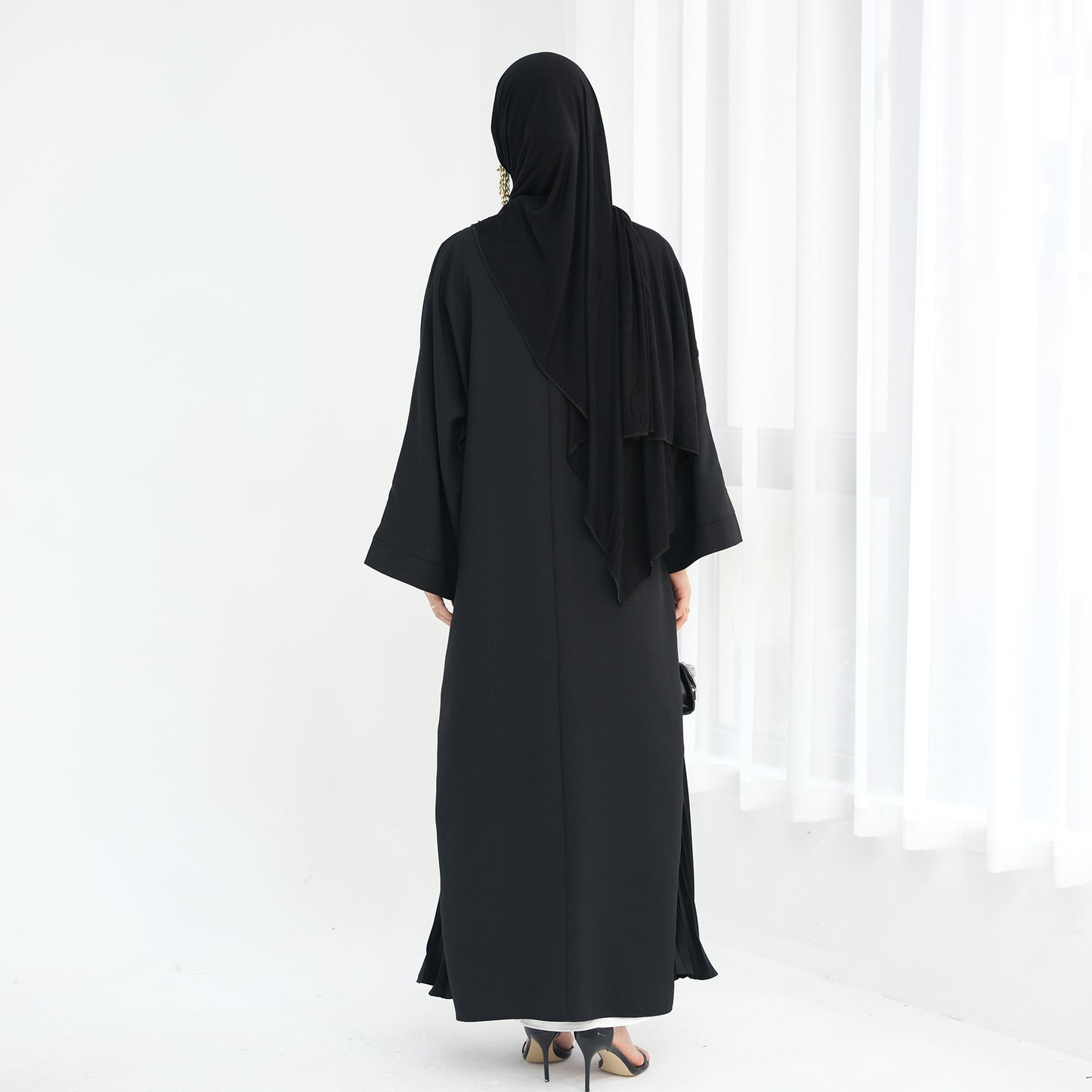 Abaya Al-Tayyat Al-Aneeqa (عباءة الطيات الأنيقة) - Noor & Grace