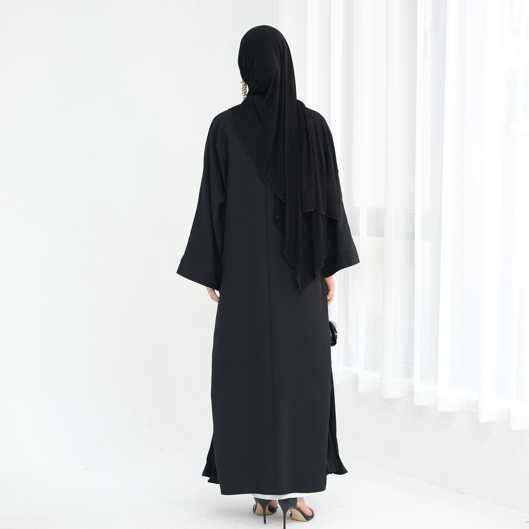 Abaya Al-Tayyat Al-Aneeqa (عباءة الطيات الأنيقة) - Noor & Grace
