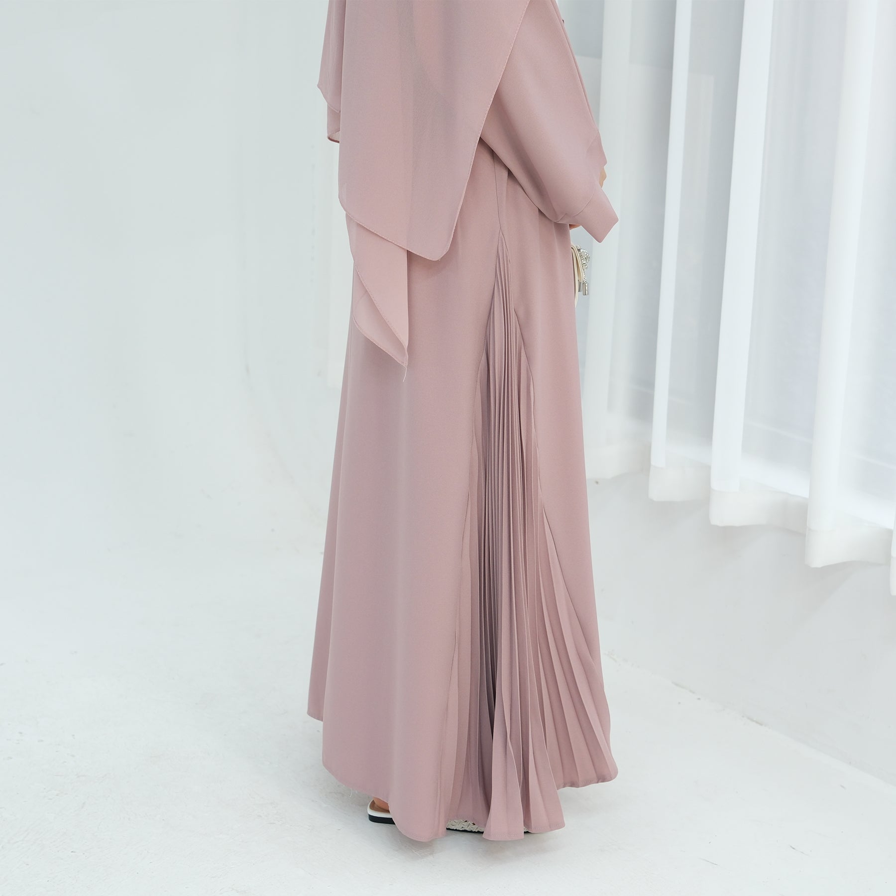 Abaya Al-Tayyat Al-Aneeqa (عباءة الطيات الأنيقة) - Noor & Grace