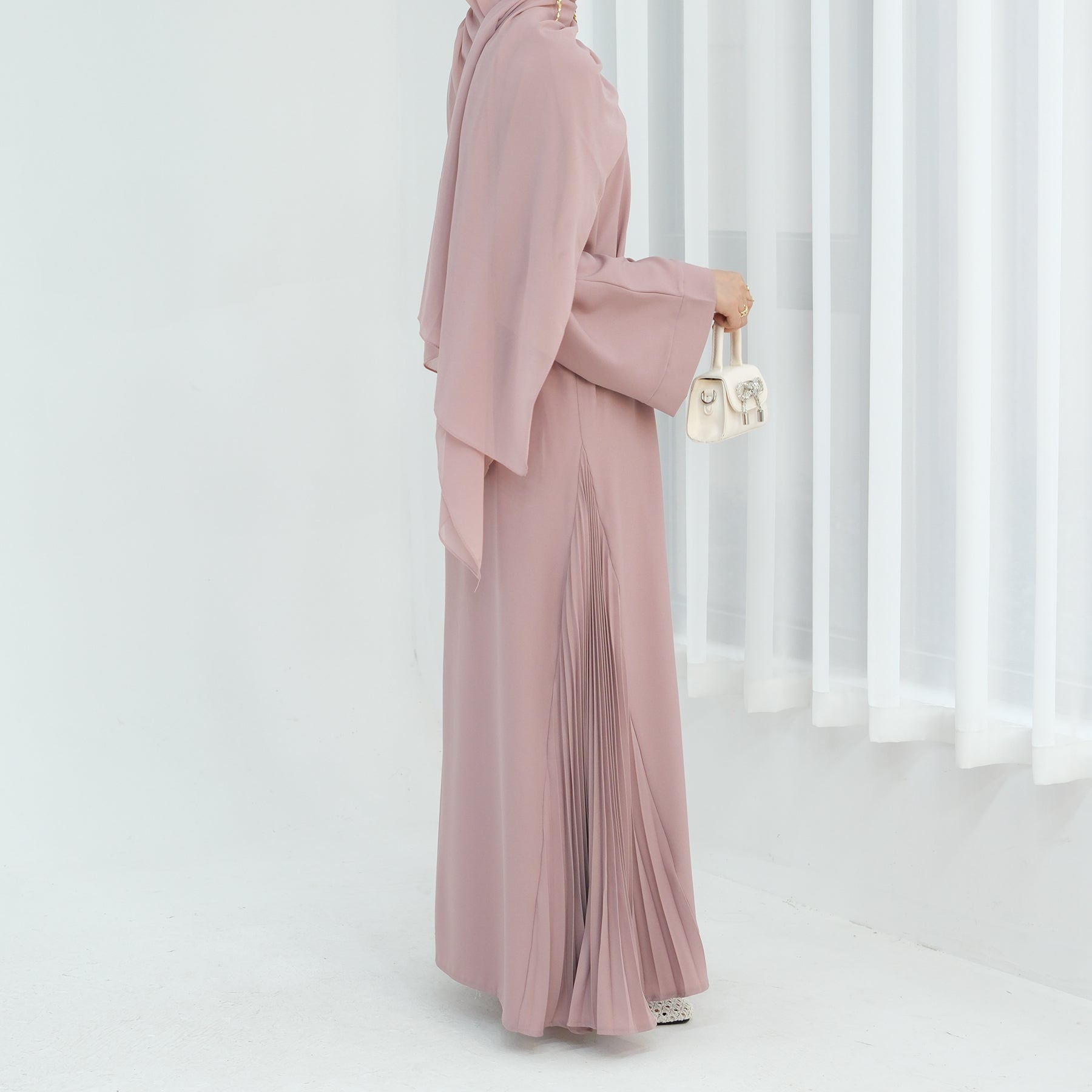 Abaya Al-Tayyat Al-Aneeqa (عباءة الطيات الأنيقة) - Noor & Grace