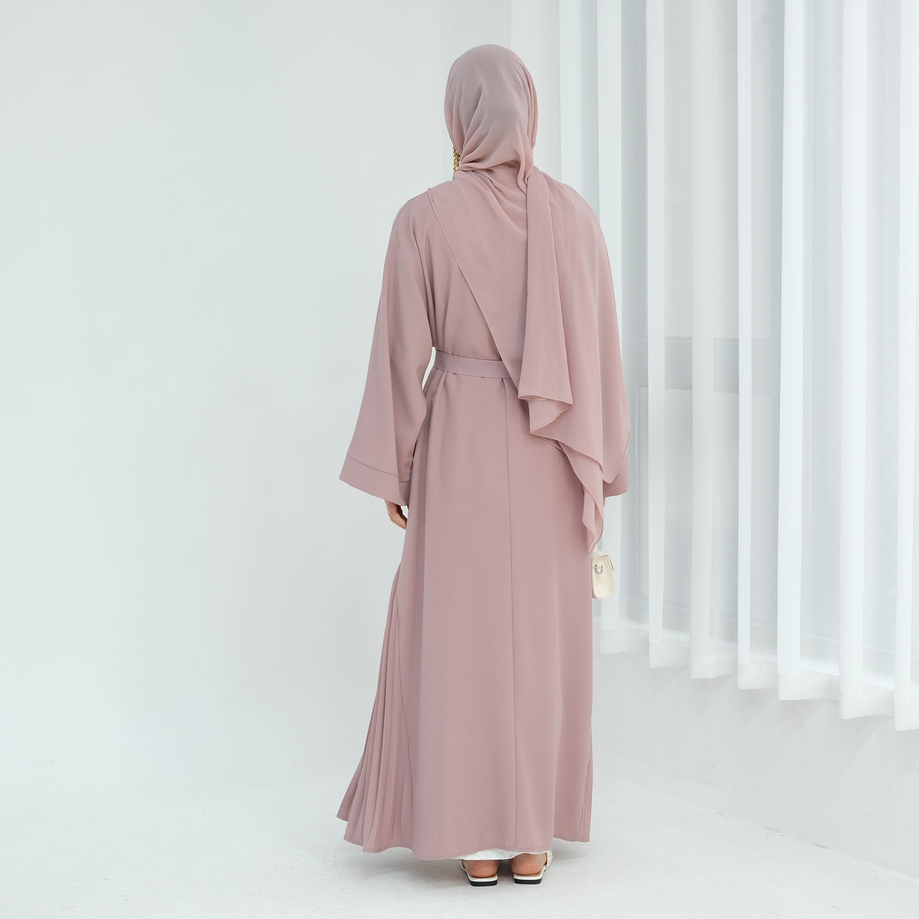 Abaya Al-Tayyat Al-Aneeqa (عباءة الطيات الأنيقة) - Noor & Grace