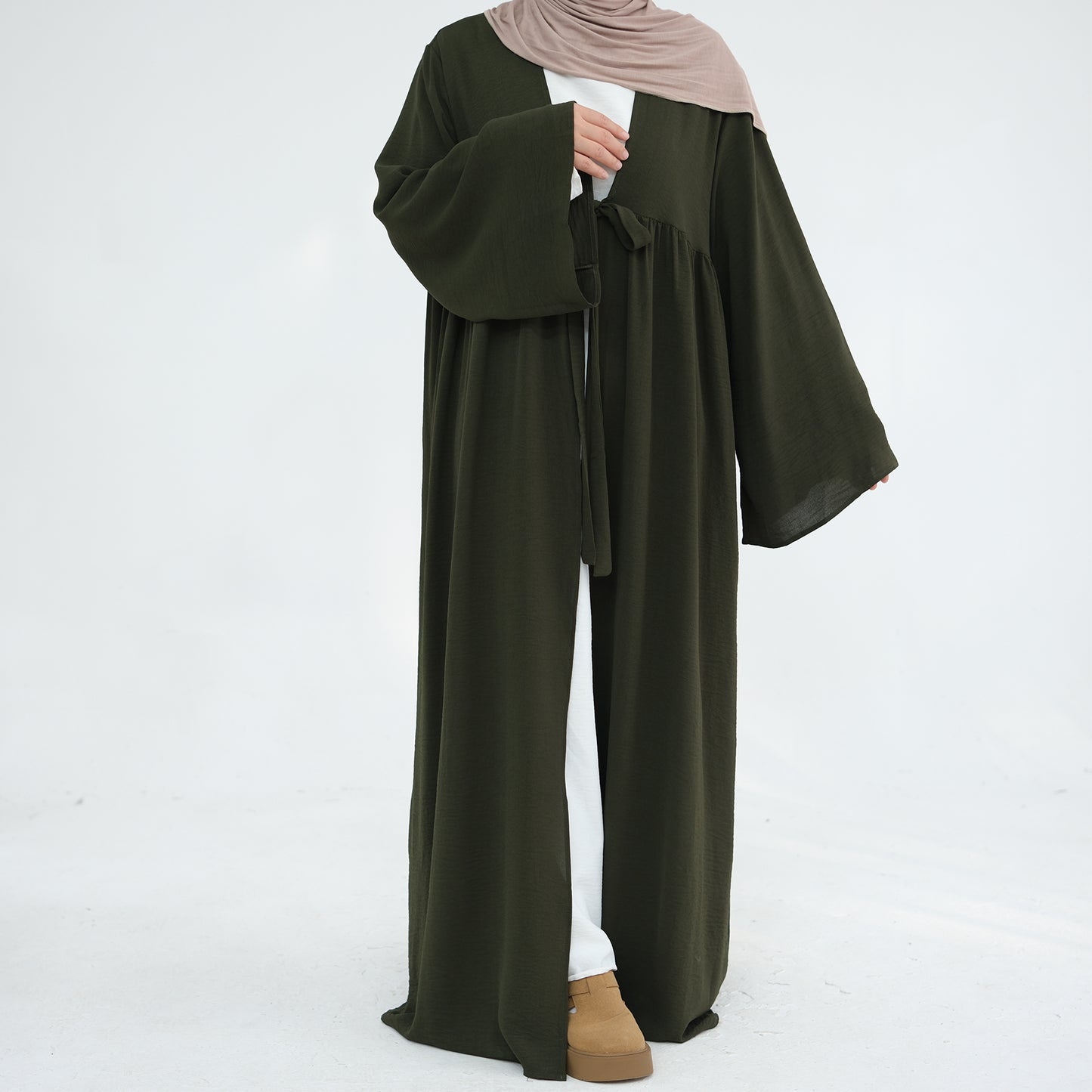 Abaya Oqdah Al-Jamal (عباءة عقدة الجمال)