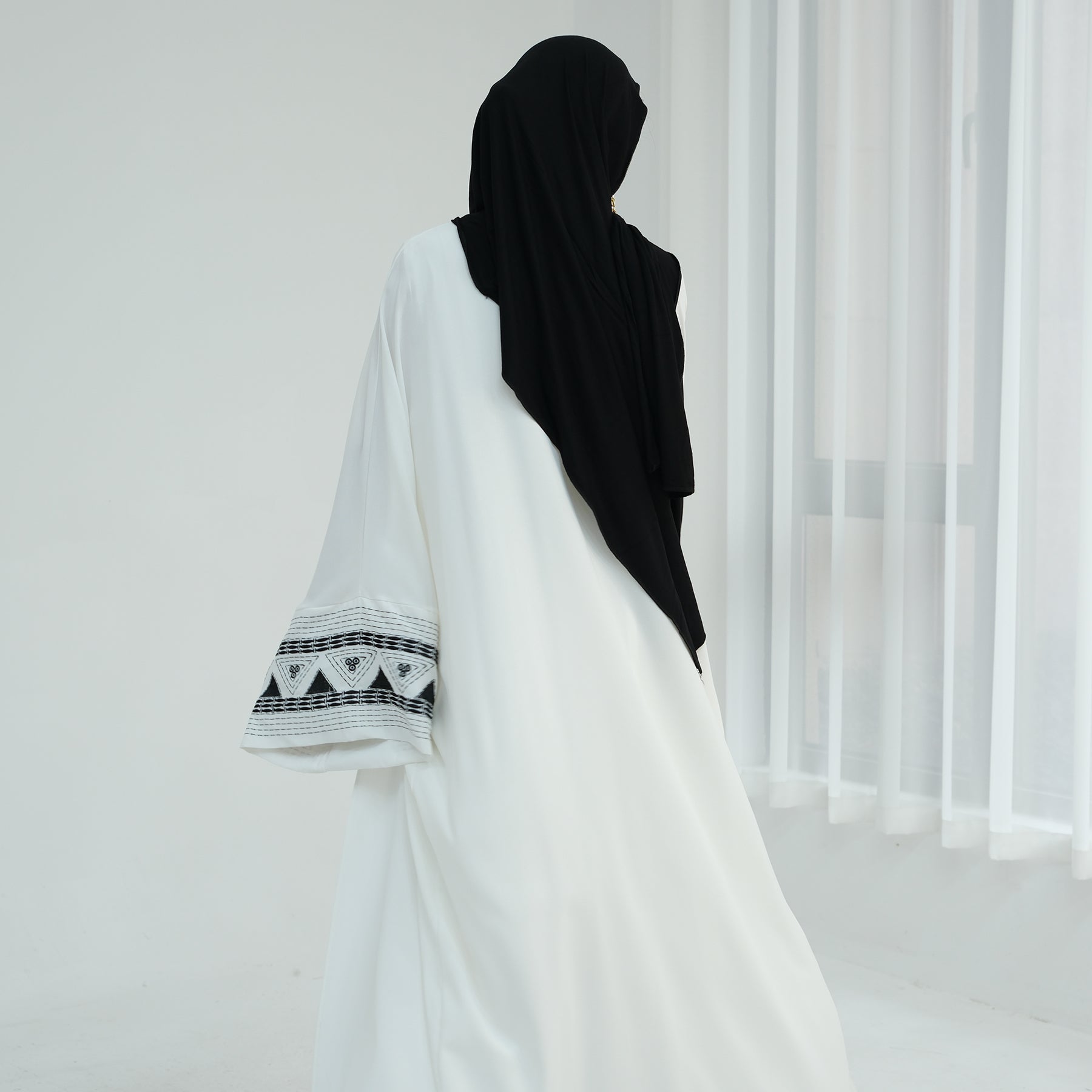 AlLayaliPremiumEmbroideredCuffAbaya_Noor_GraceWhite4