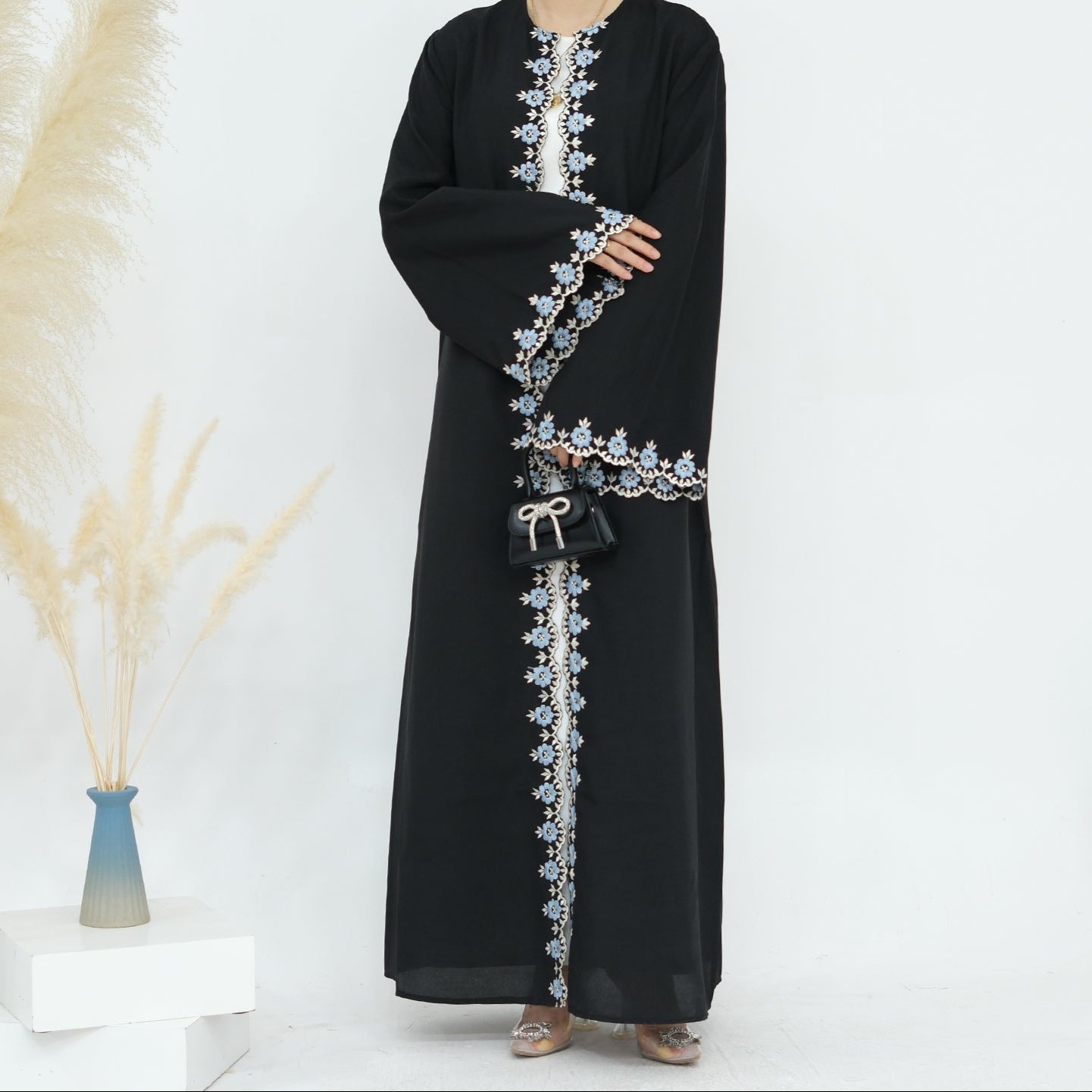 Al Layl Midnight Embroidered Black Abaya (عباية الليل المطرزة باللون الأسود) - Noor & Grace