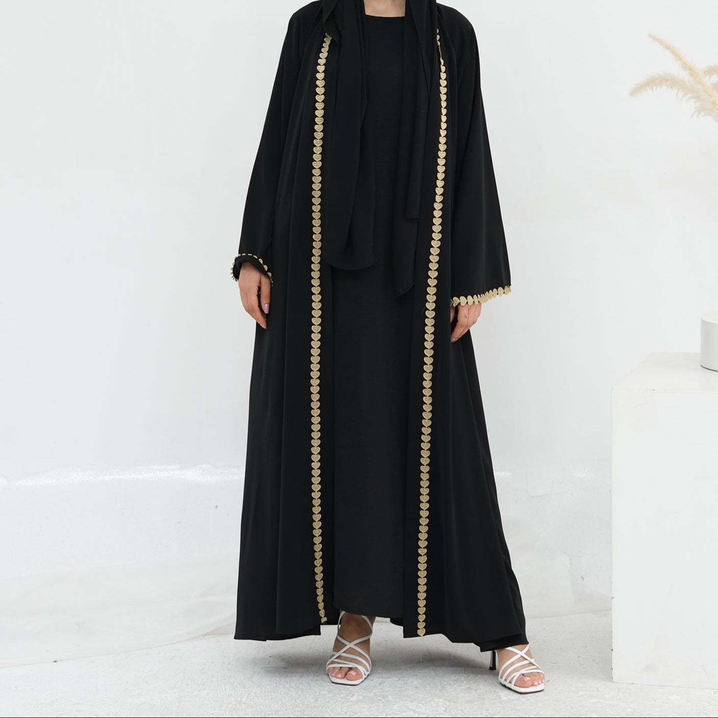 Al Zahra Gold Appliqué Nida Kimono Abaya (عباءة الزهراء بالذهبي المزخرف من نيدا) - Noor & Grace