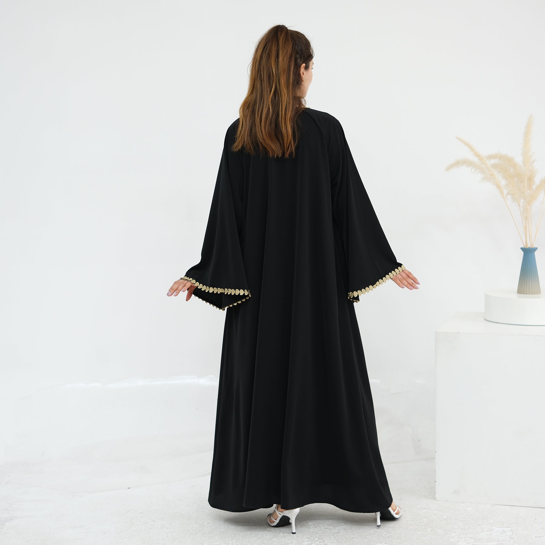 Al Zahra Gold Appliqué Nida Kimono Abaya (عباءة الزهراء بالذهبي المزخرف من نيدا) - Noor & Grace