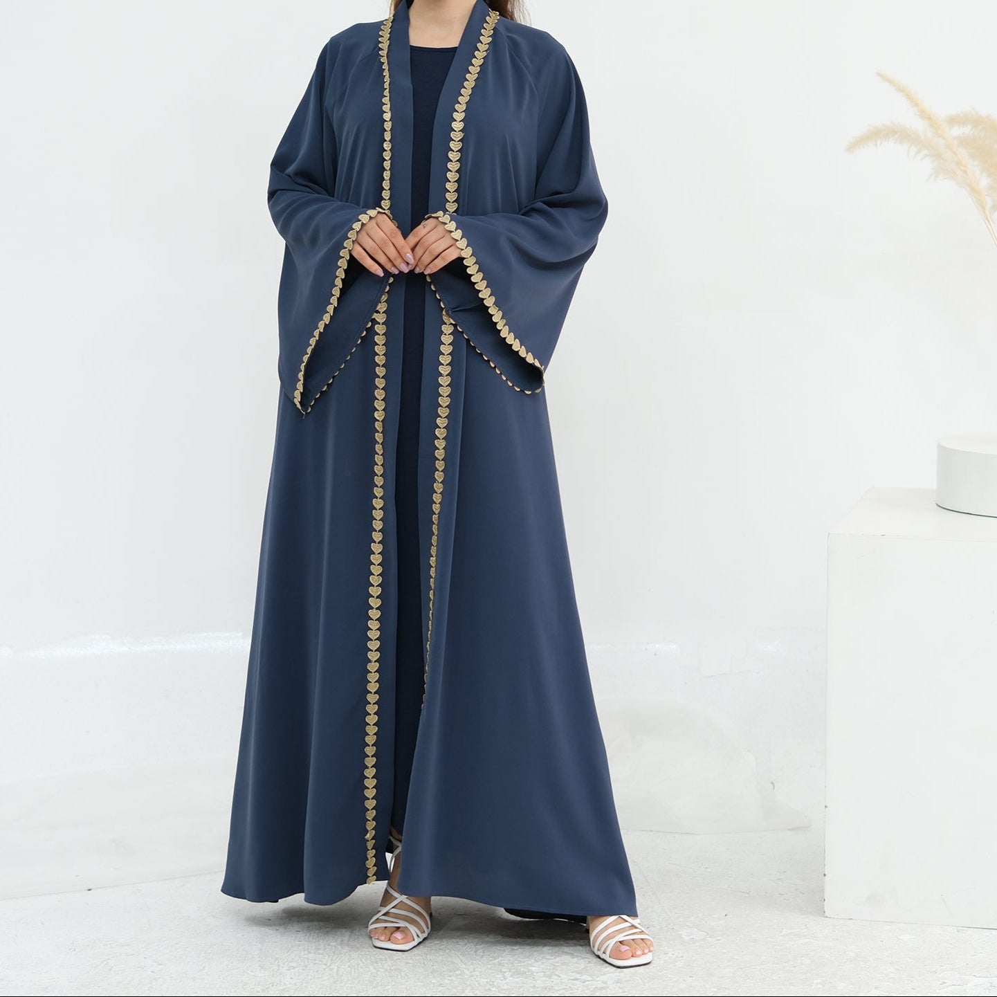 Al Zahra Gold Appliqué Nida Kimono Abaya (عباءة الزهراء بالذهبي المزخرف من نيدا) - Noor & Grace