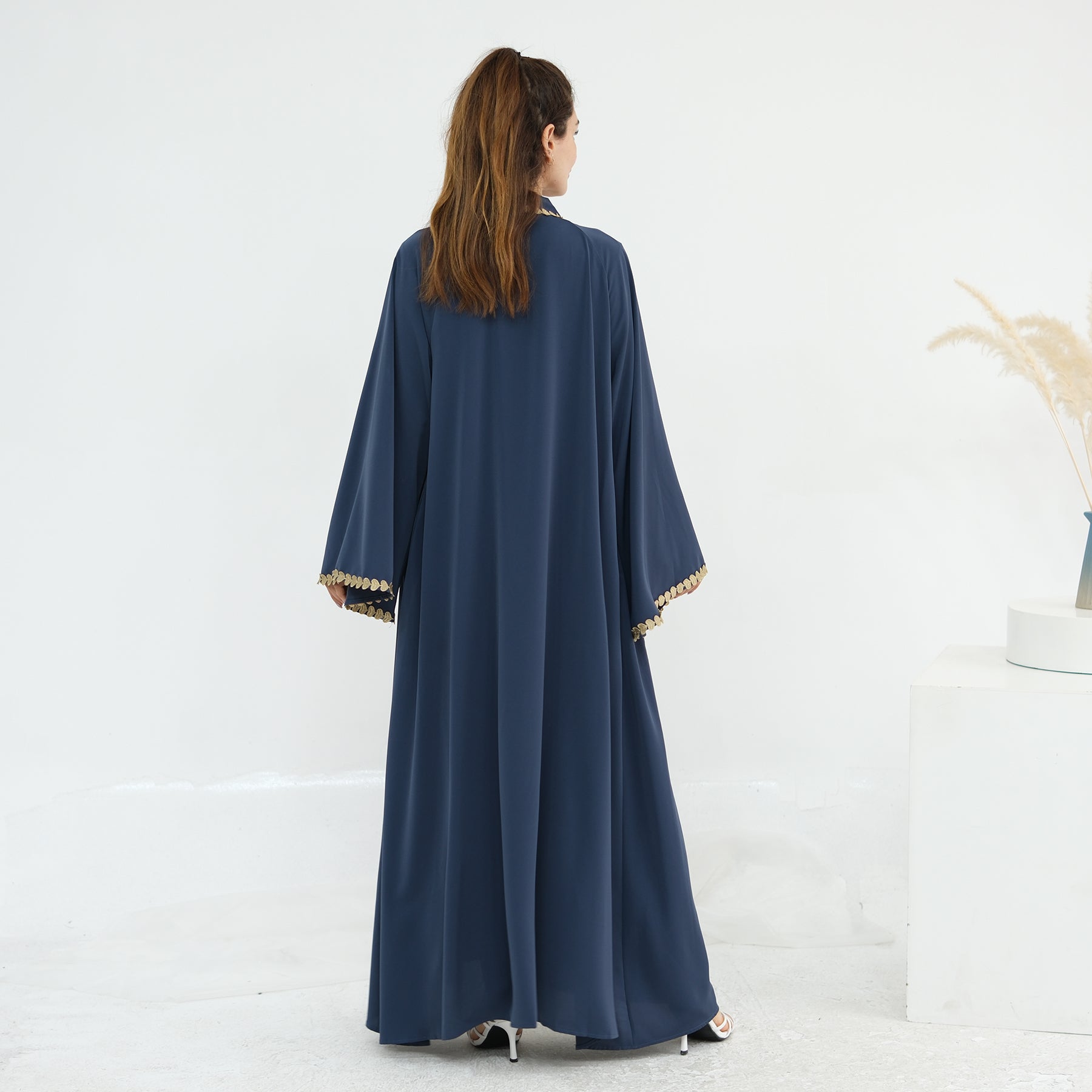 Al Zahra Gold Appliqué Nida Kimono Abaya (عباءة الزهراء بالذهبي المزخرف من نيدا) - Noor & Grace