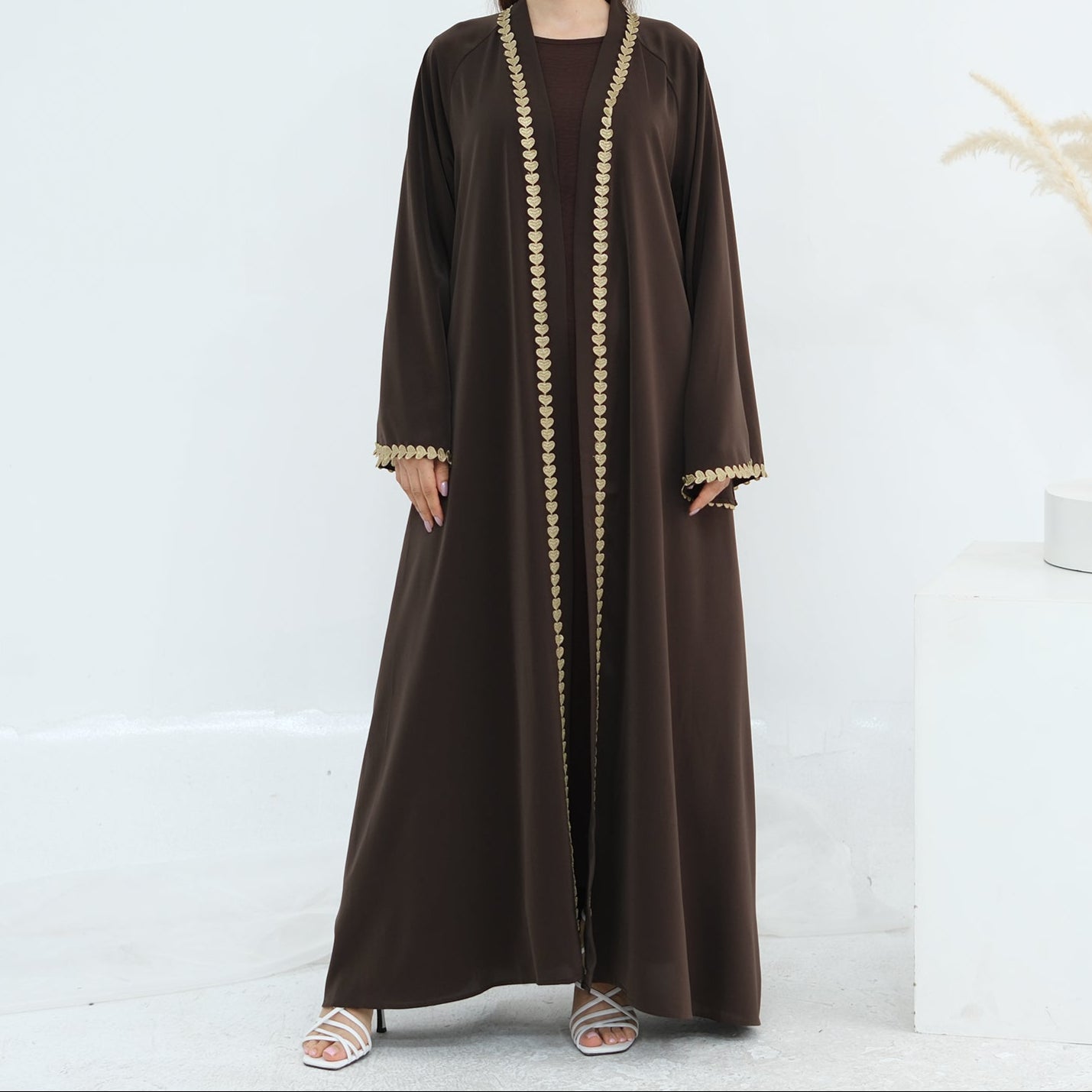 Al Zahra Gold Appliqué Nida Kimono Abaya (عباءة الزهراء بالذهبي المزخرف من نيدا) - Noor & Grace