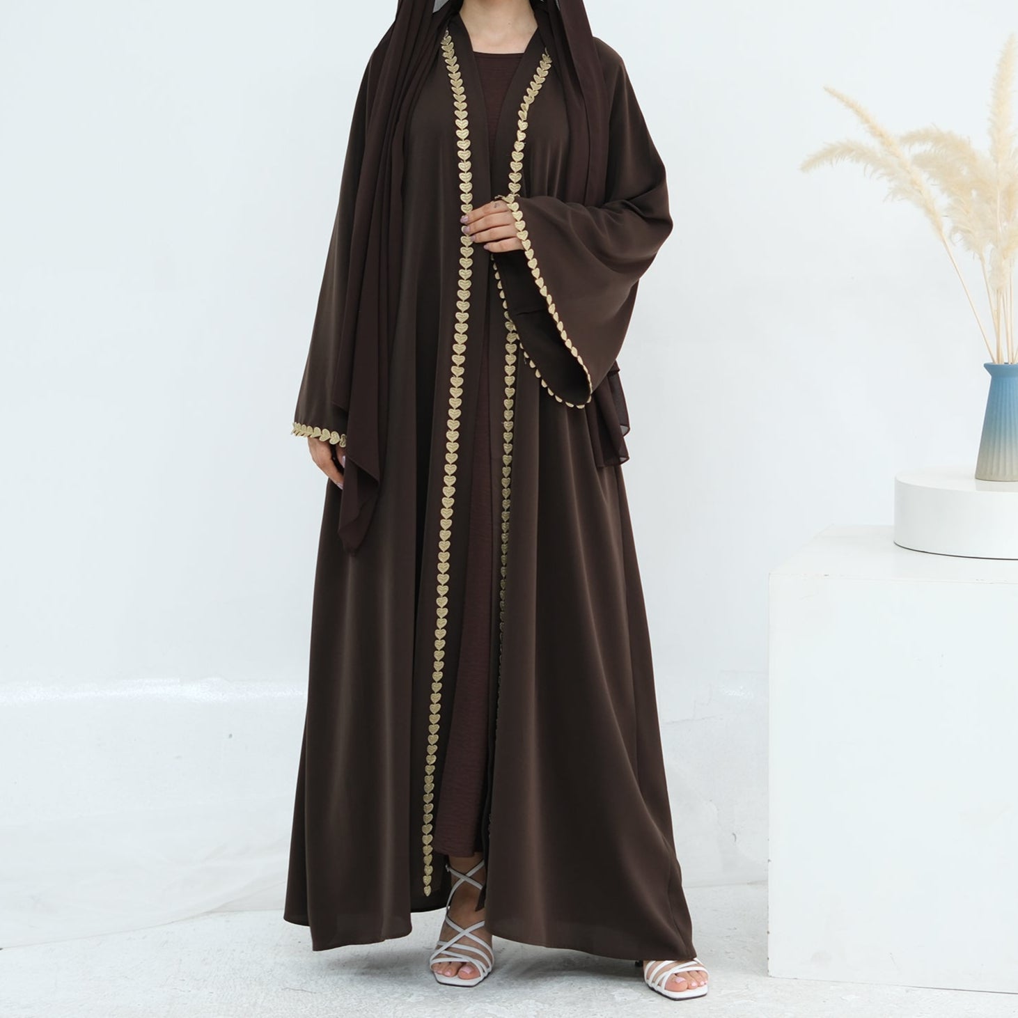 Al Zahra Gold Appliqué Nida Kimono Abaya (عباءة الزهراء بالذهبي المزخرف من نيدا) - Noor & Grace