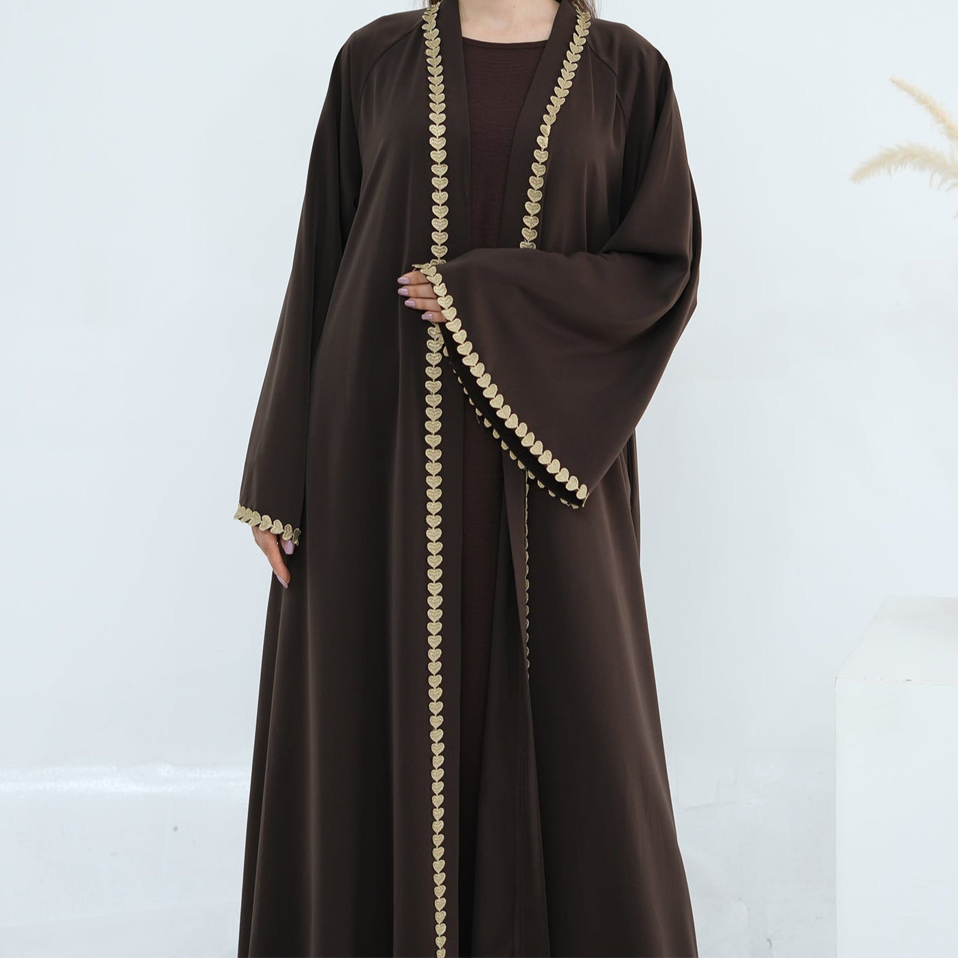 Al Zahra Gold Appliqué Nida Kimono Abaya (عباءة الزهراء بالذهبي المزخرف من نيدا) - Noor & Grace