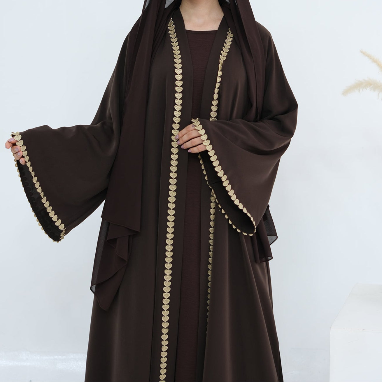Al Zahra Gold Appliqué Nida Kimono Abaya (عباءة الزهراء بالذهبي المزخرف من نيدا) - Noor & Grace