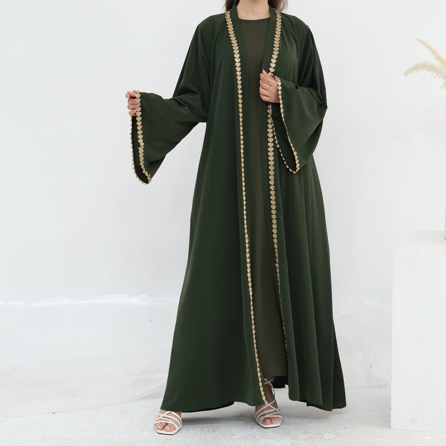 Al Zahra Gold Appliqué Nida Kimono Abaya (عباءة الزهراء بالذهبي المزخرف من نيدا) - Noor & Grace