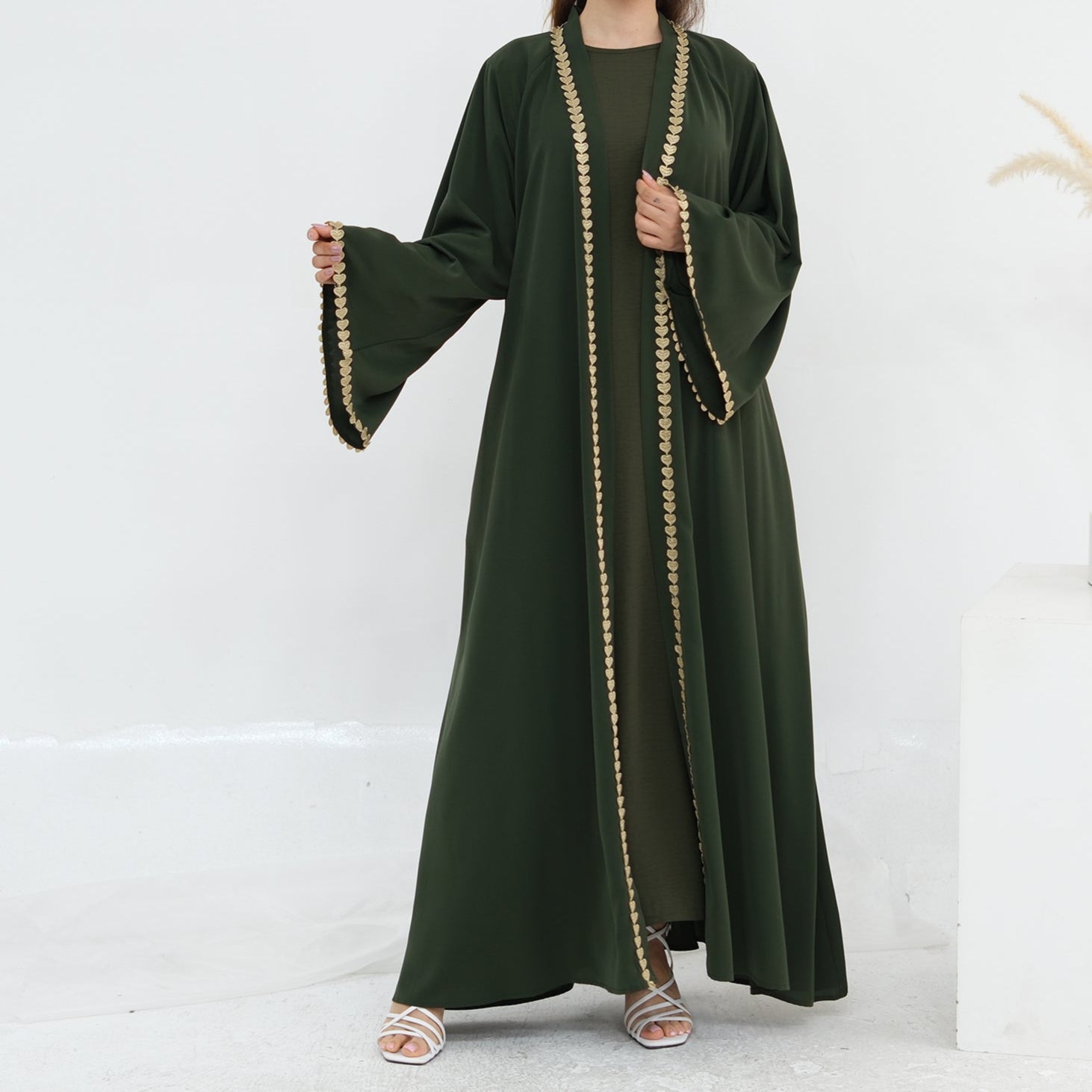 Al Zahra Gold Appliqué Nida Kimono Abaya (عباءة الزهراء بالذهبي المزخرف من نيدا) - Noor & Grace