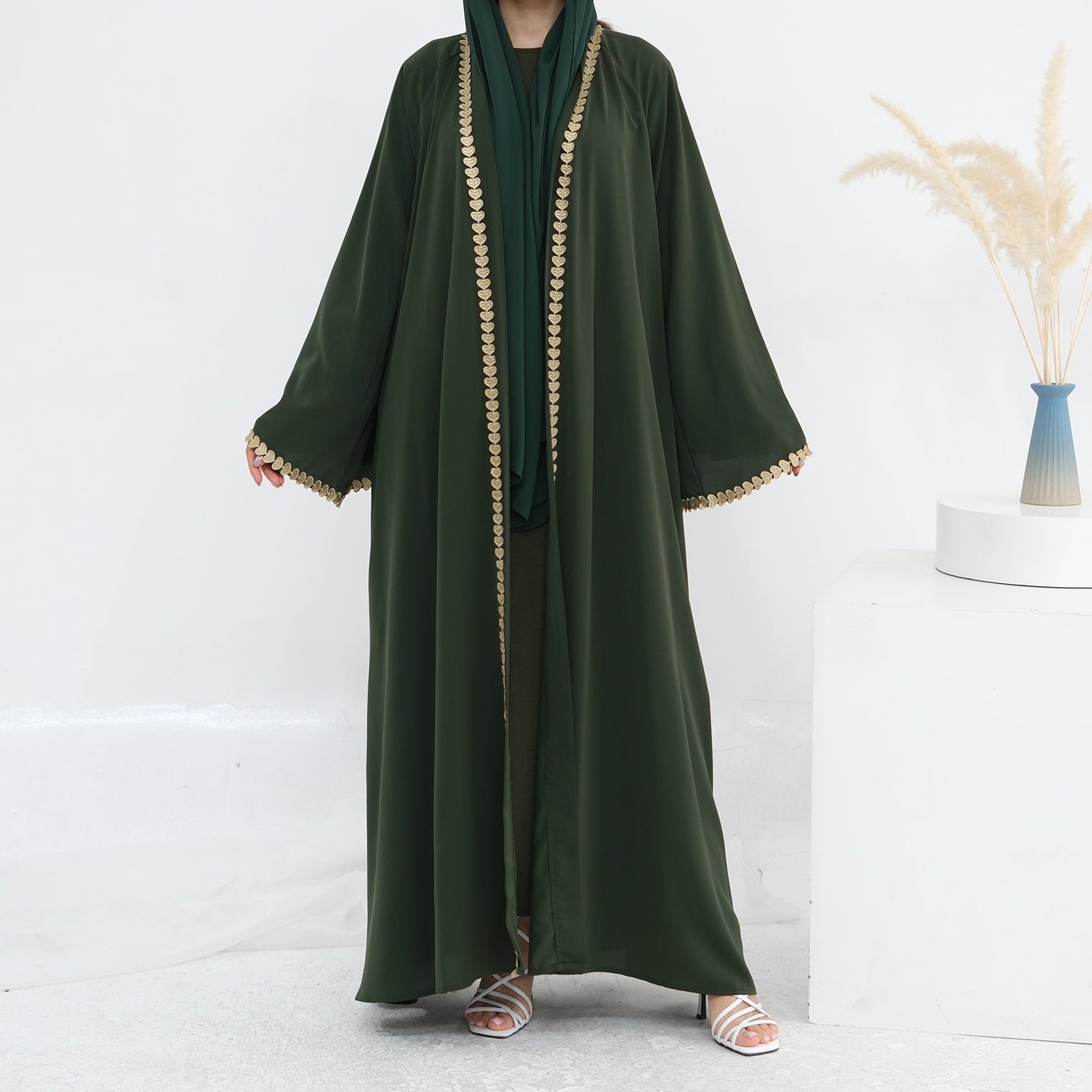 Al Zahra Gold Appliqué Nida Kimono Abaya (عباءة الزهراء بالذهبي المزخرف من نيدا) - Noor & Grace