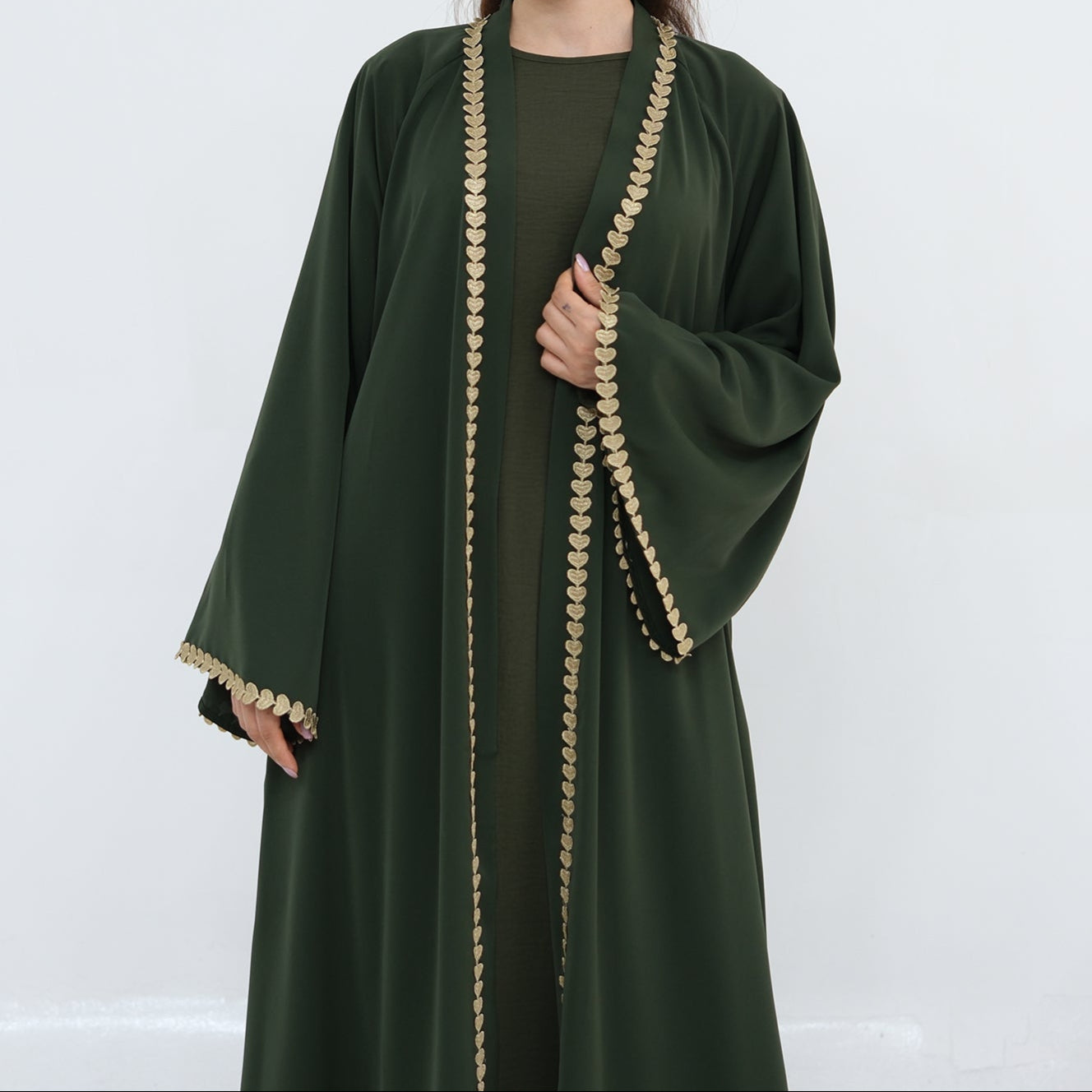 Al Zahra Gold Appliqué Nida Kimono Abaya (عباءة الزهراء بالذهبي المزخرف من نيدا) - Noor & Grace