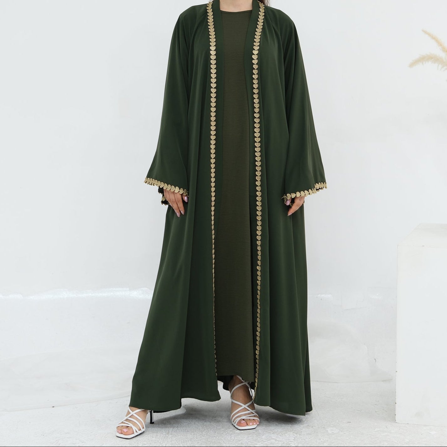 Al Zahra Gold Appliqué Nida Kimono Abaya (عباءة الزهراء بالذهبي المزخرف من نيدا) - Noor & Grace