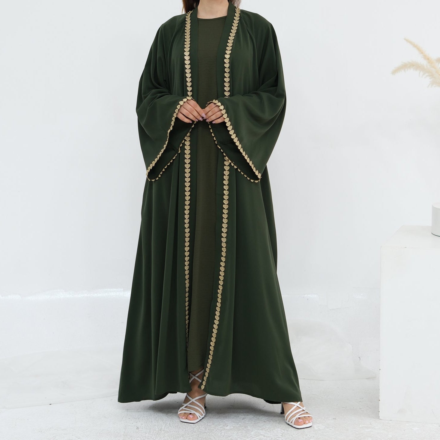 Al Zahra Gold Appliqué Nida Kimono Abaya (عباءة الزهراء بالذهبي المزخرف من نيدا) - Noor & Grace
