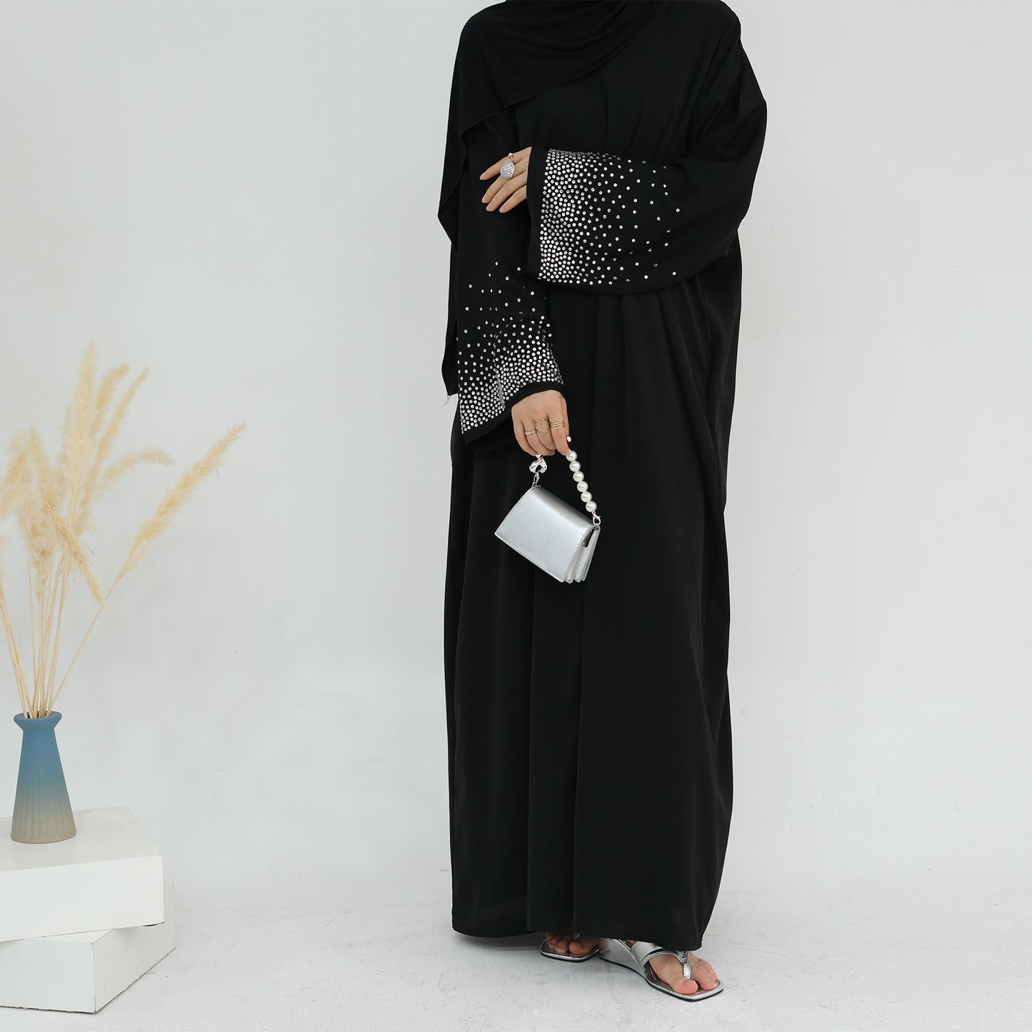 Luluat Al-Nida Abaya (عباءة لؤلؤة الندى)